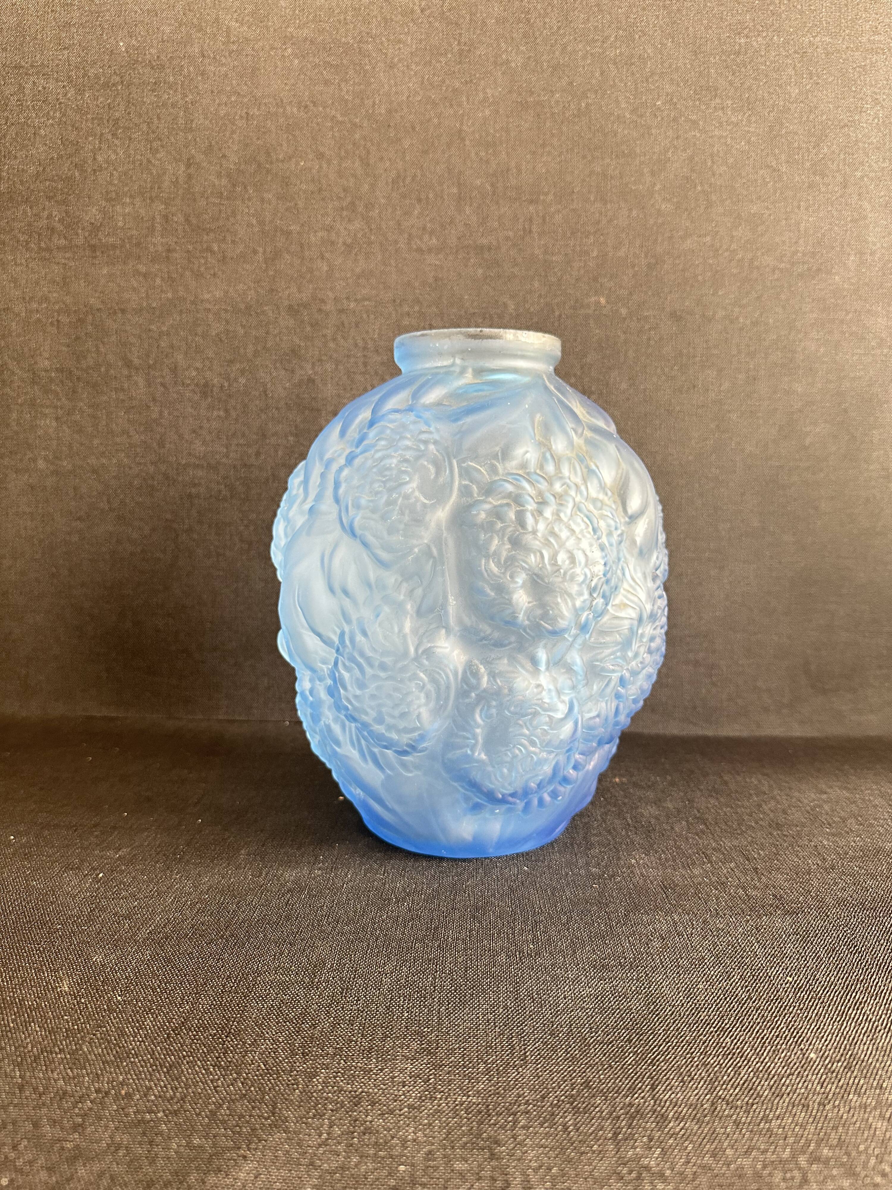 Large Art Deco round vase in frosted blue glass - 1930