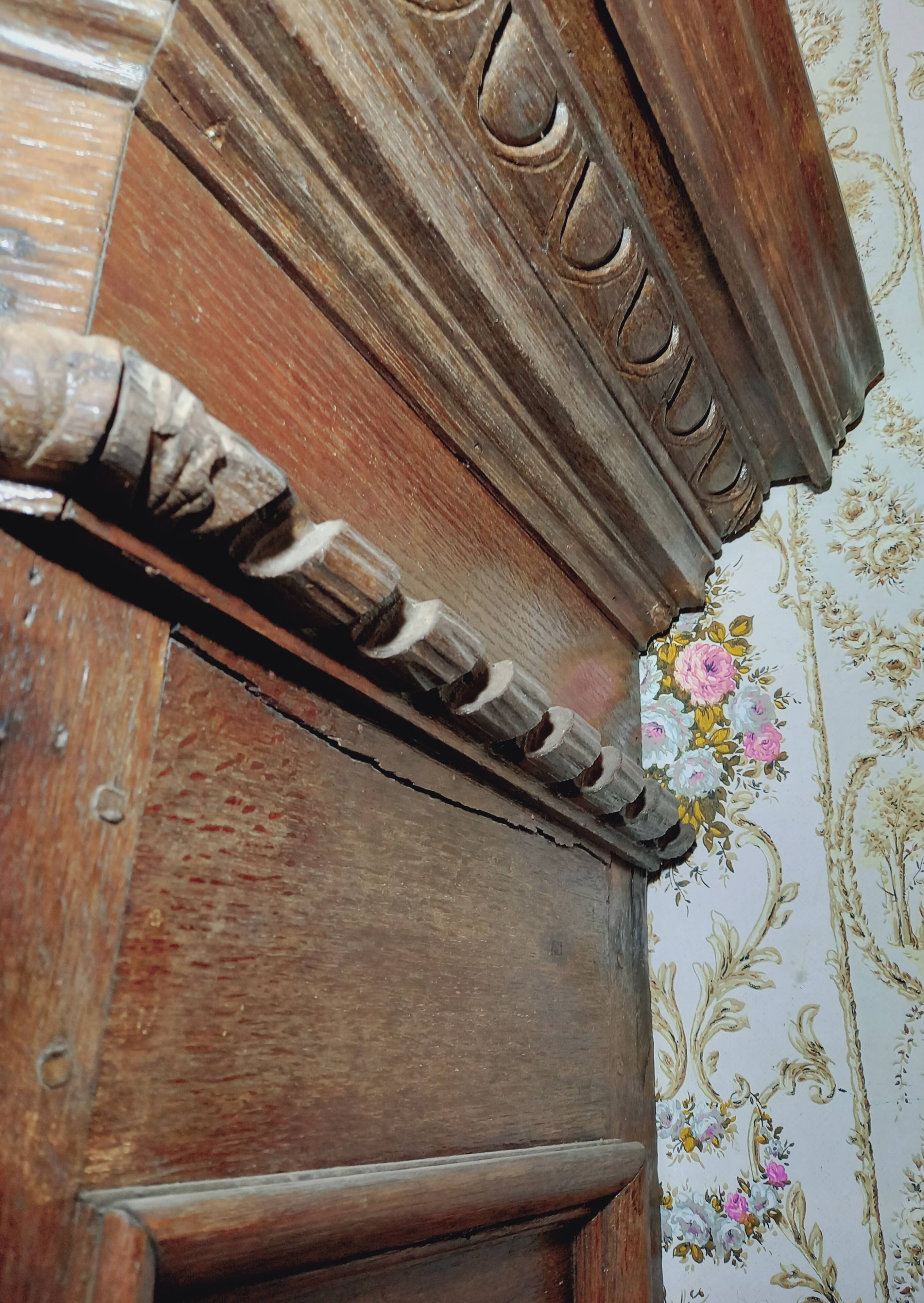 Grande garde-robe en chêne début 18e s.