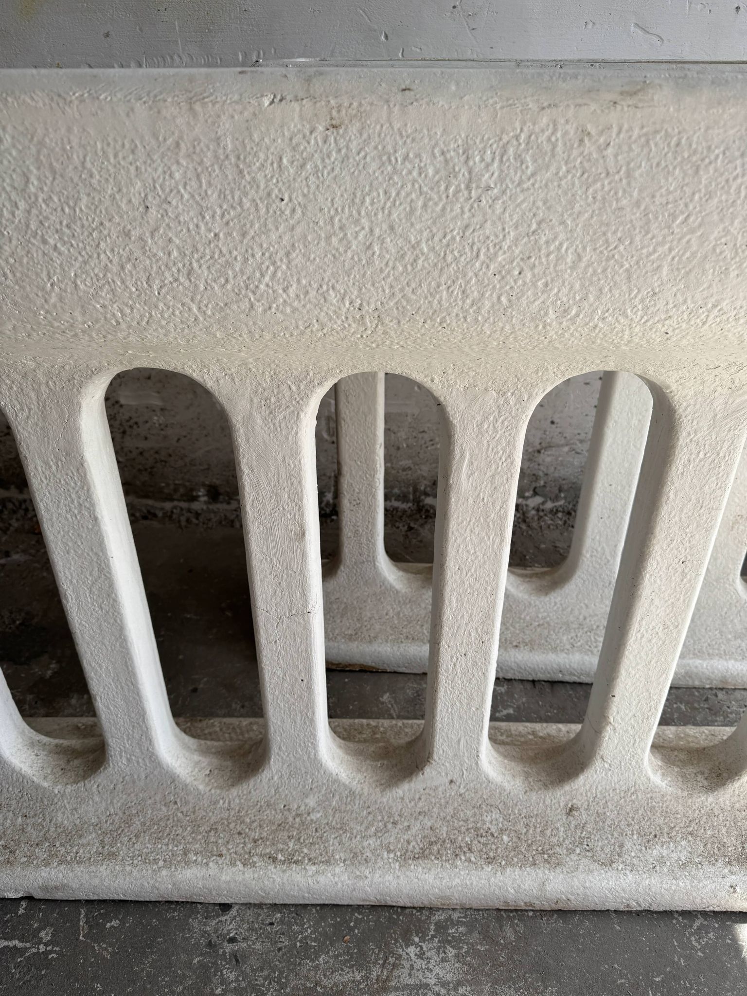 Paire de jardinières sculpturales en béton coulé Off-White, de style brutalisme du milieu du siècle, longues et rectangulaires.