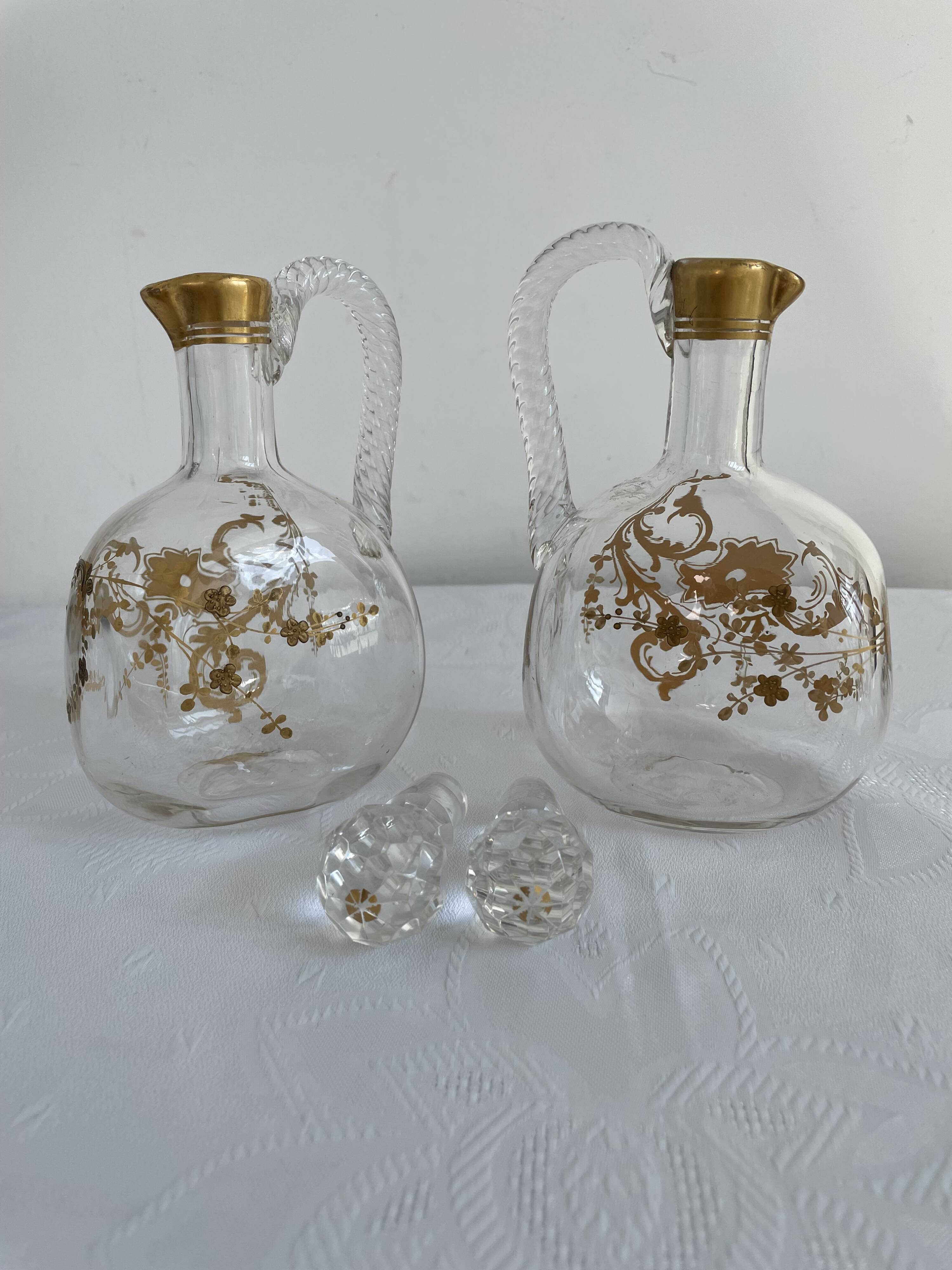 Paire de carafes Cristallerie Baccarat cristal blanc peint à l'or fin, Art Nouveau, 1900