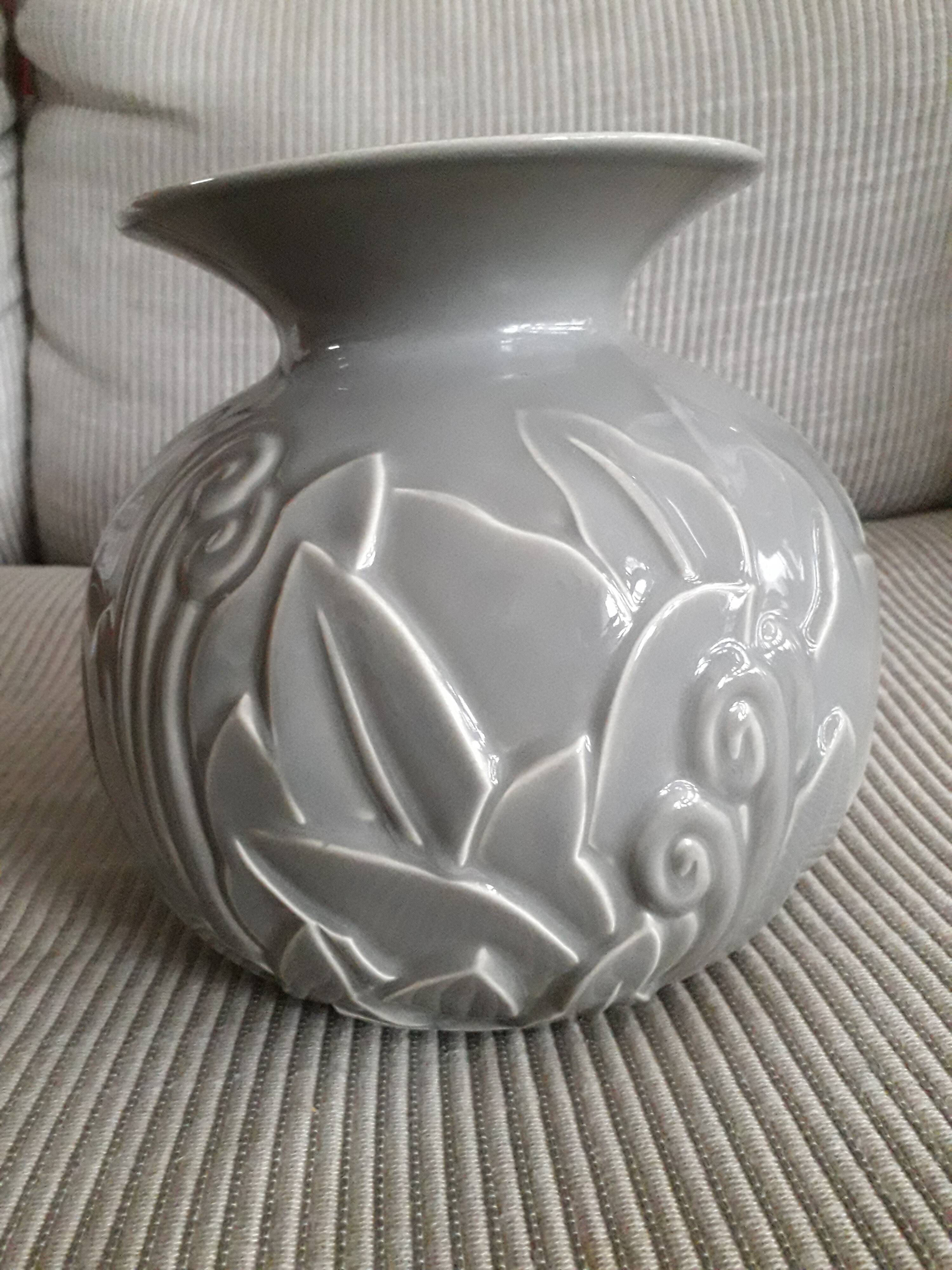 Vase art-déco au motif floral