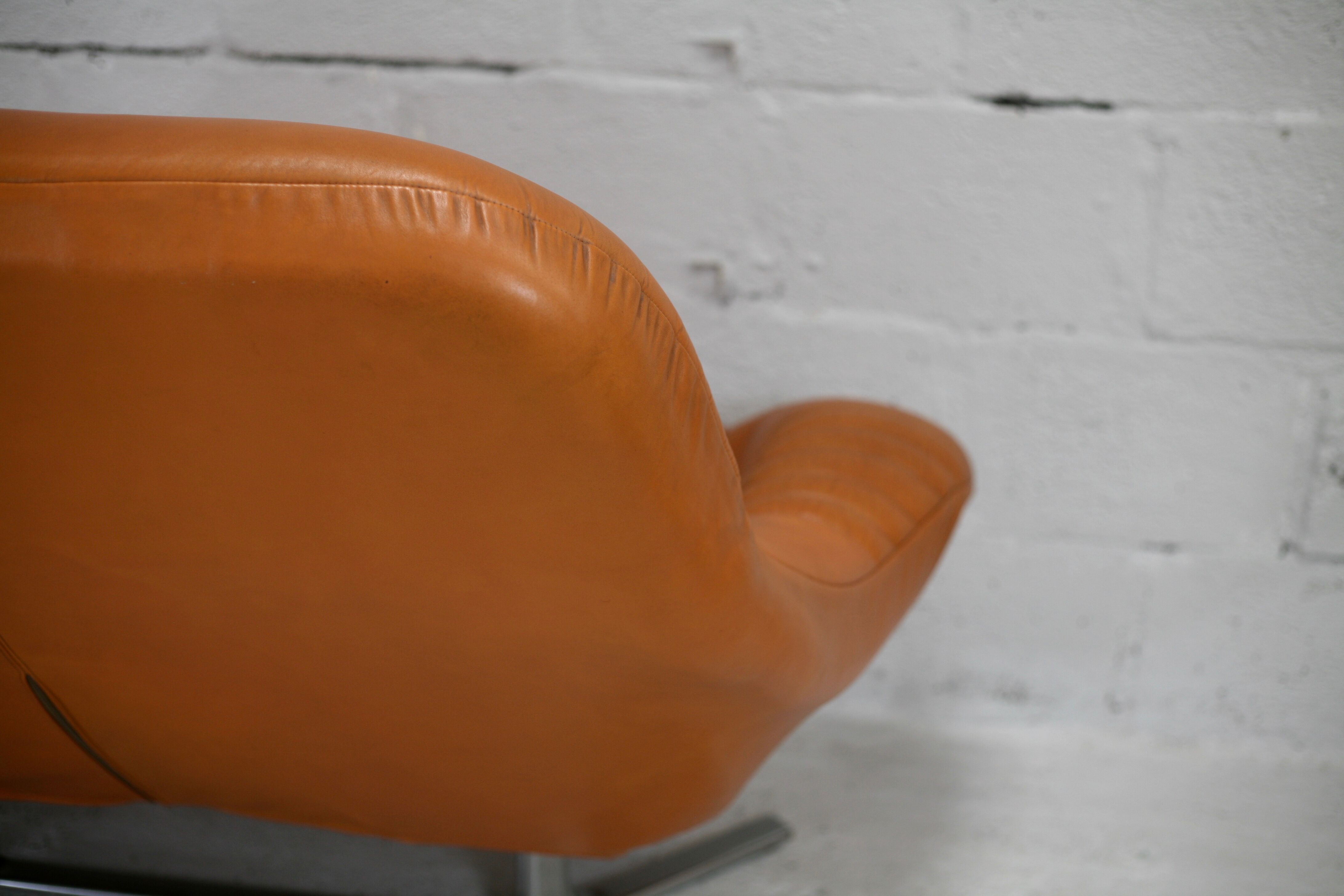 Sofa "space age". Leather, fiberglass, foam, steel. Circa 1970. Orange.