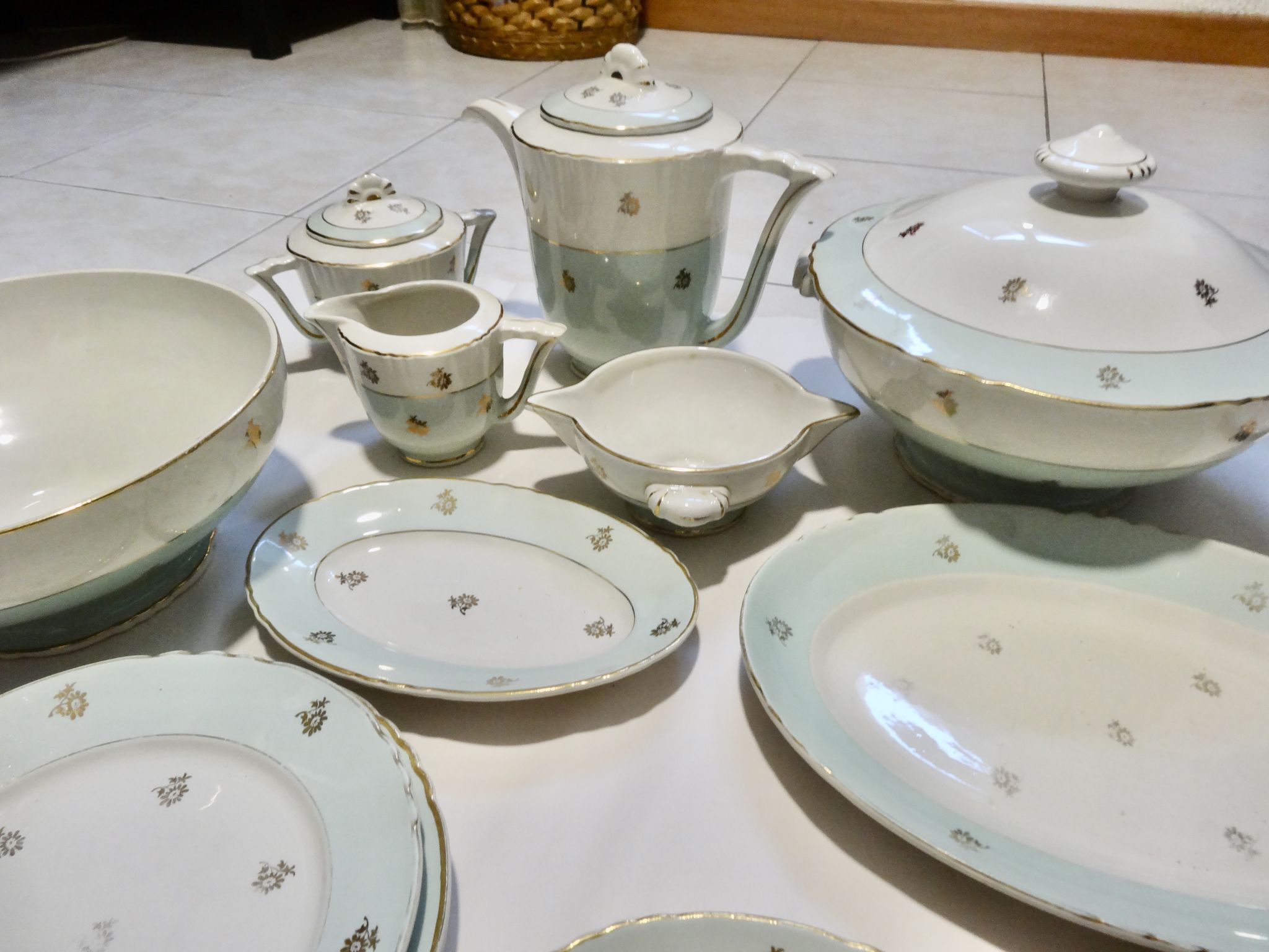 Lot of 14 pieces in porcelain Moulin des Loups model Hermes
