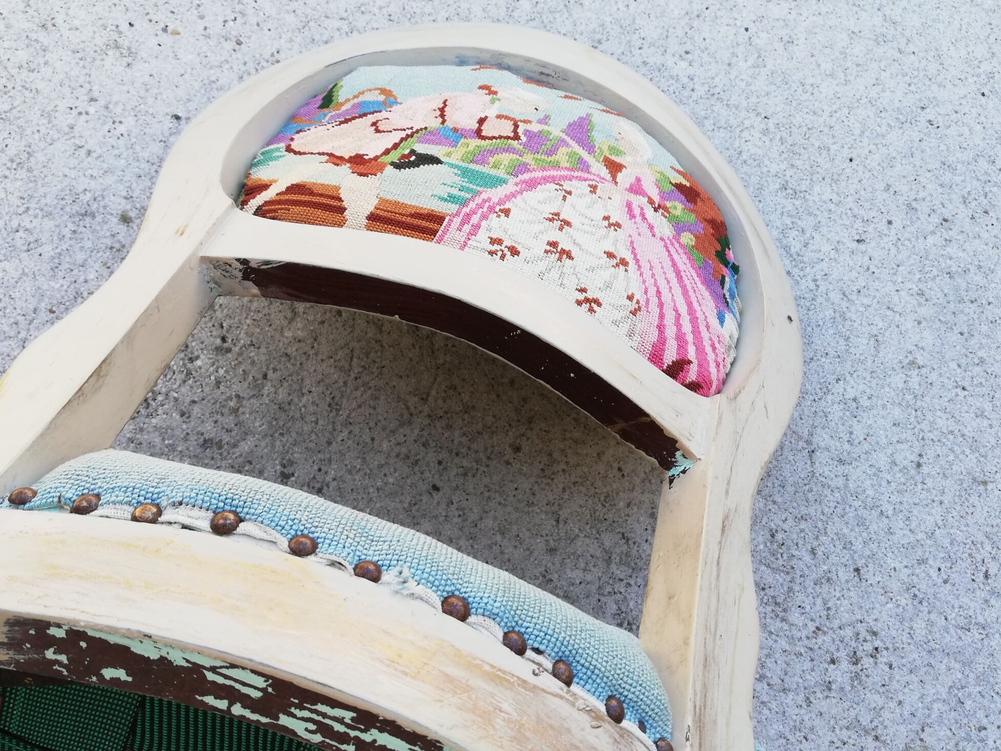 Duo of chairs medallions