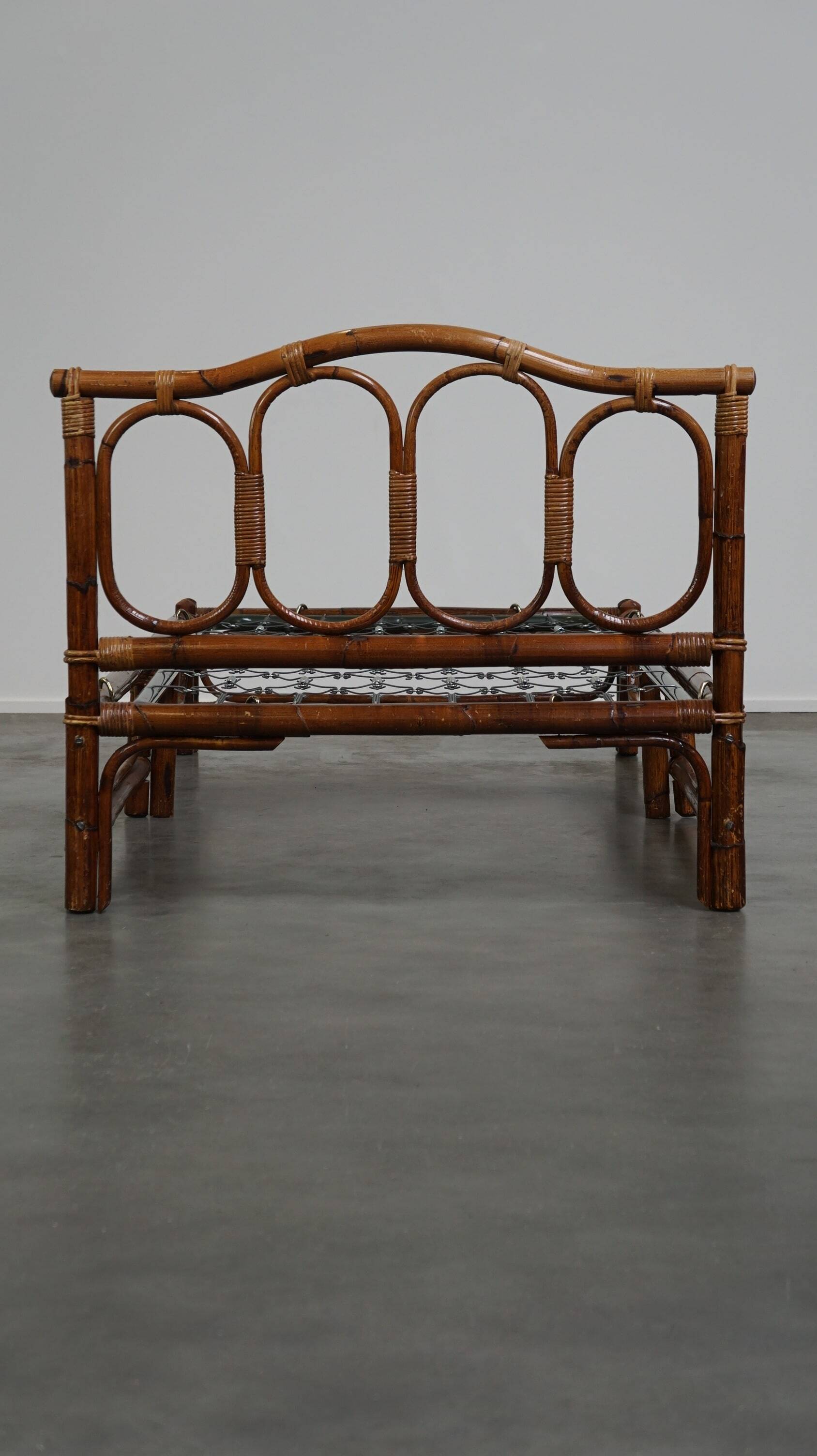 Vintage bamboo/rattan manou bed from the 70s with original spiral base