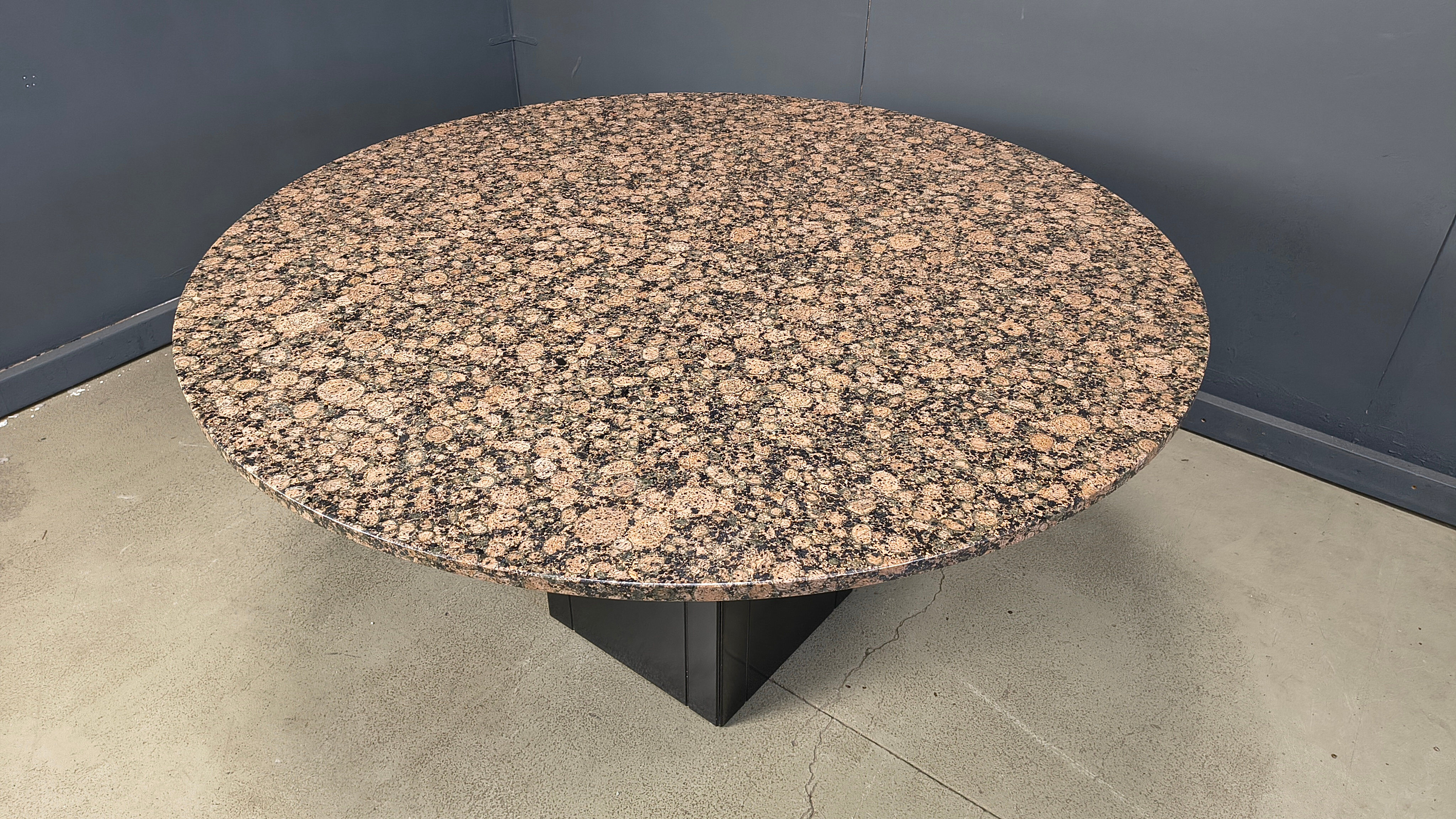 Table ronde en granit vintage, années 1970
