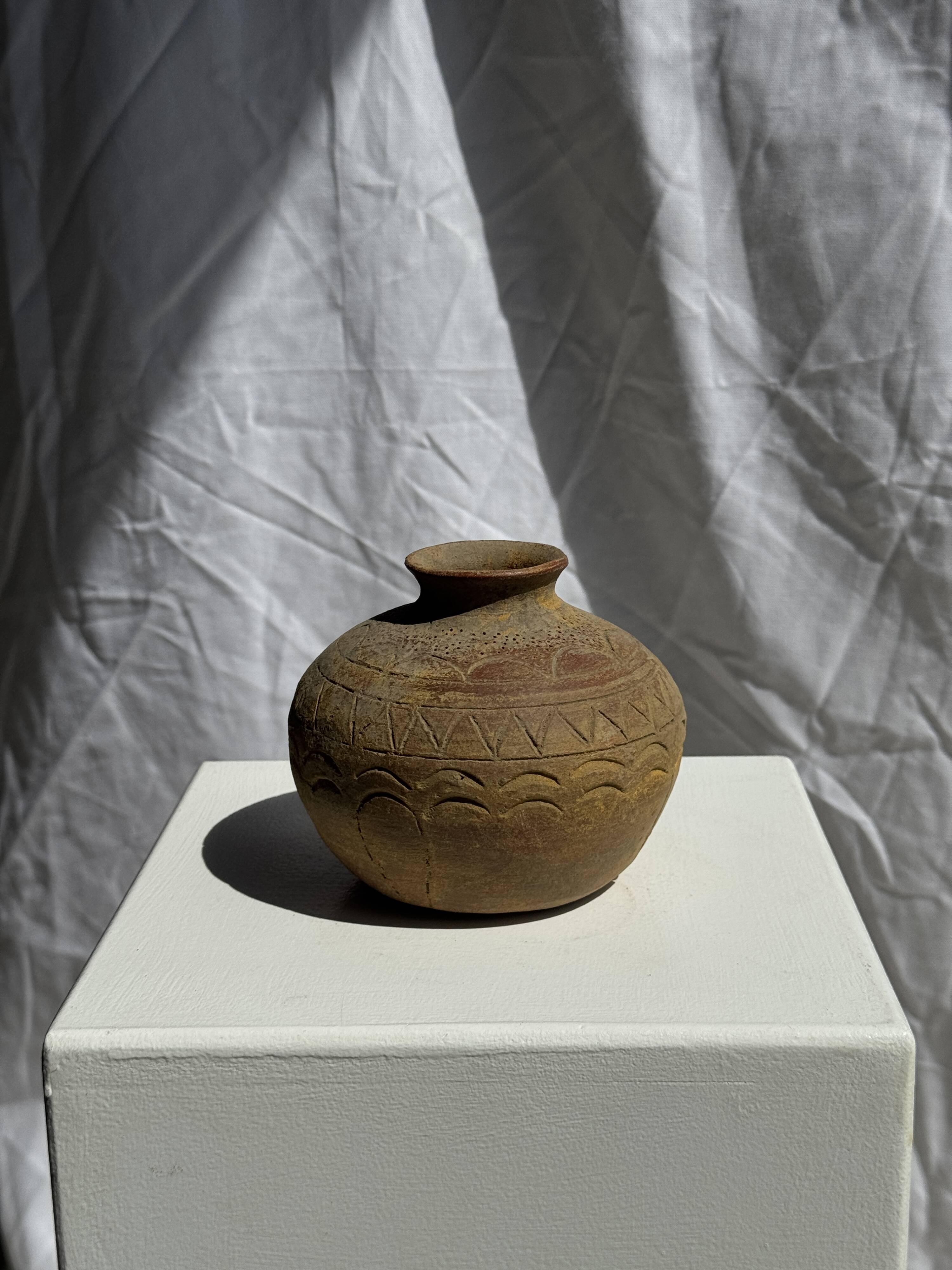 Small round ancient vase in engraved terracotta, Indonesian polychromy H10 D1
