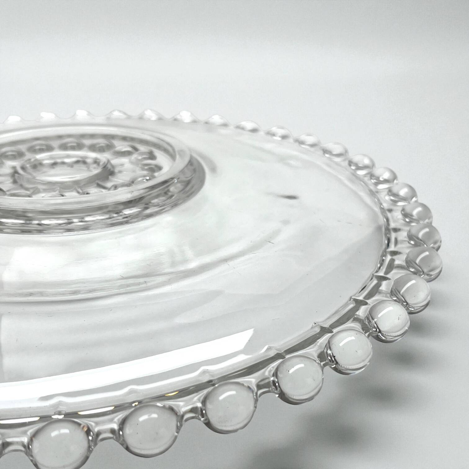 Plat Art Déco en verre moulé et perlé, 1900