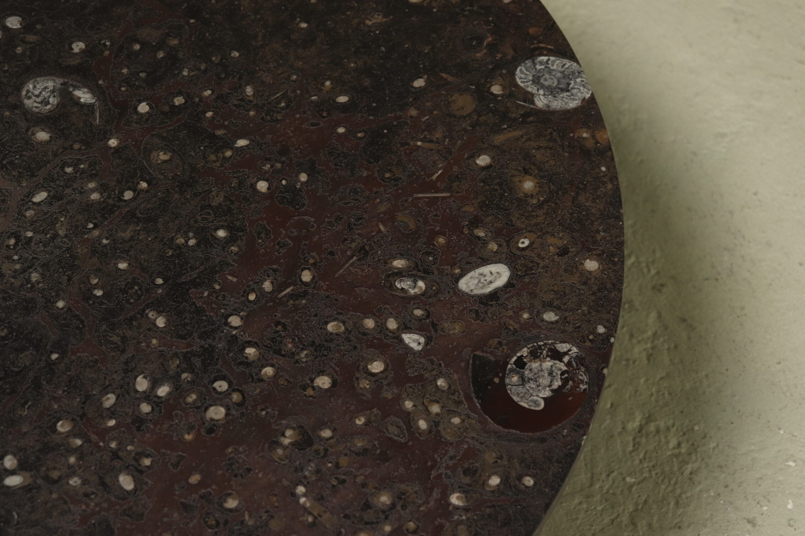 Table basse en pierre fossile rare et acier par Metaform années 1970