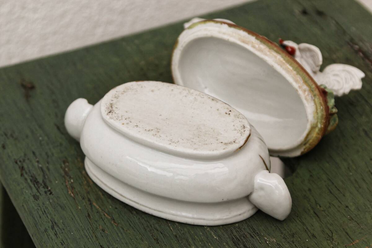 Bonbonnière en porcelaine, combat de coqs