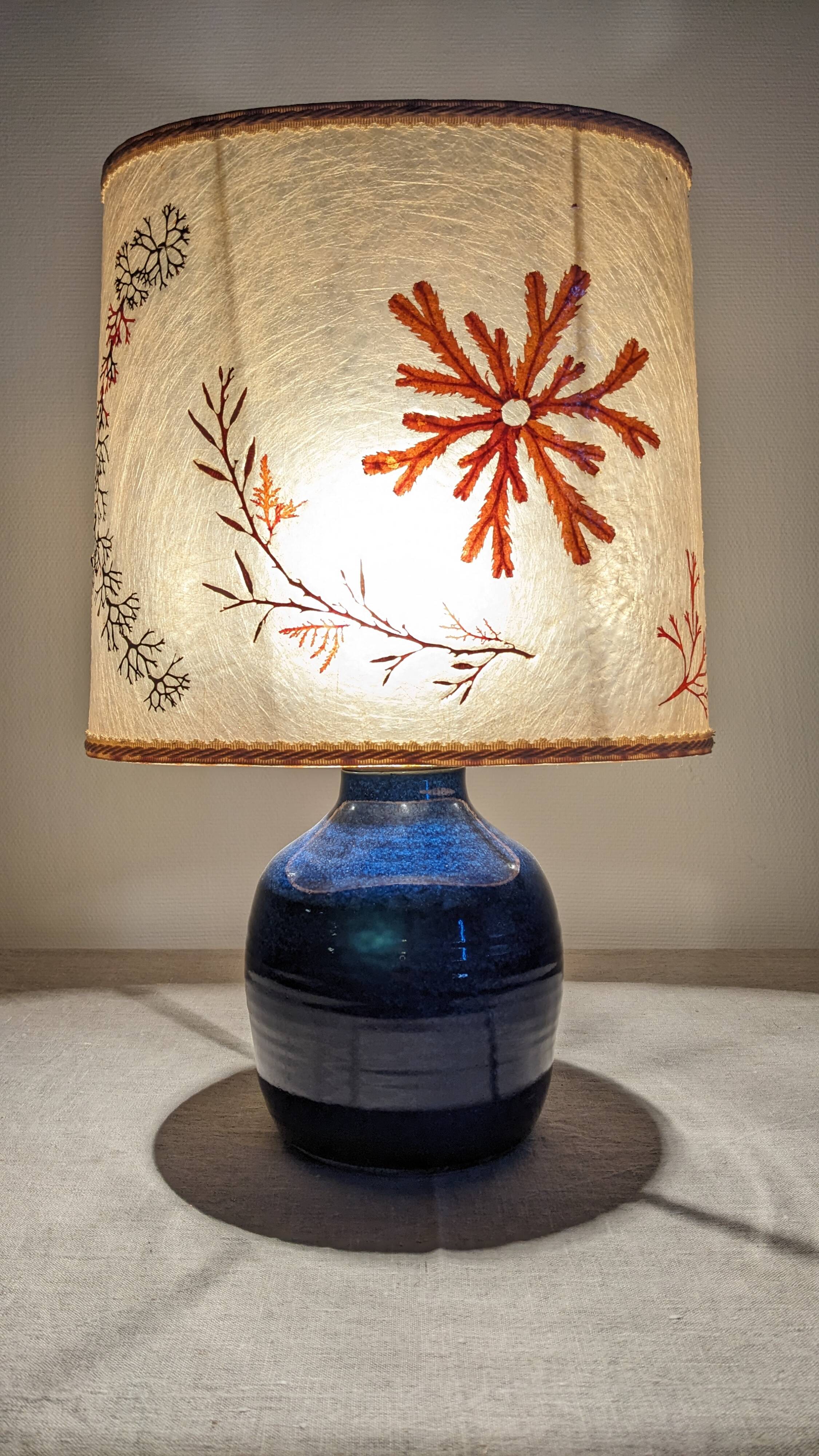 Lampe en grès émaillé bleu indigo et résine vers 1960