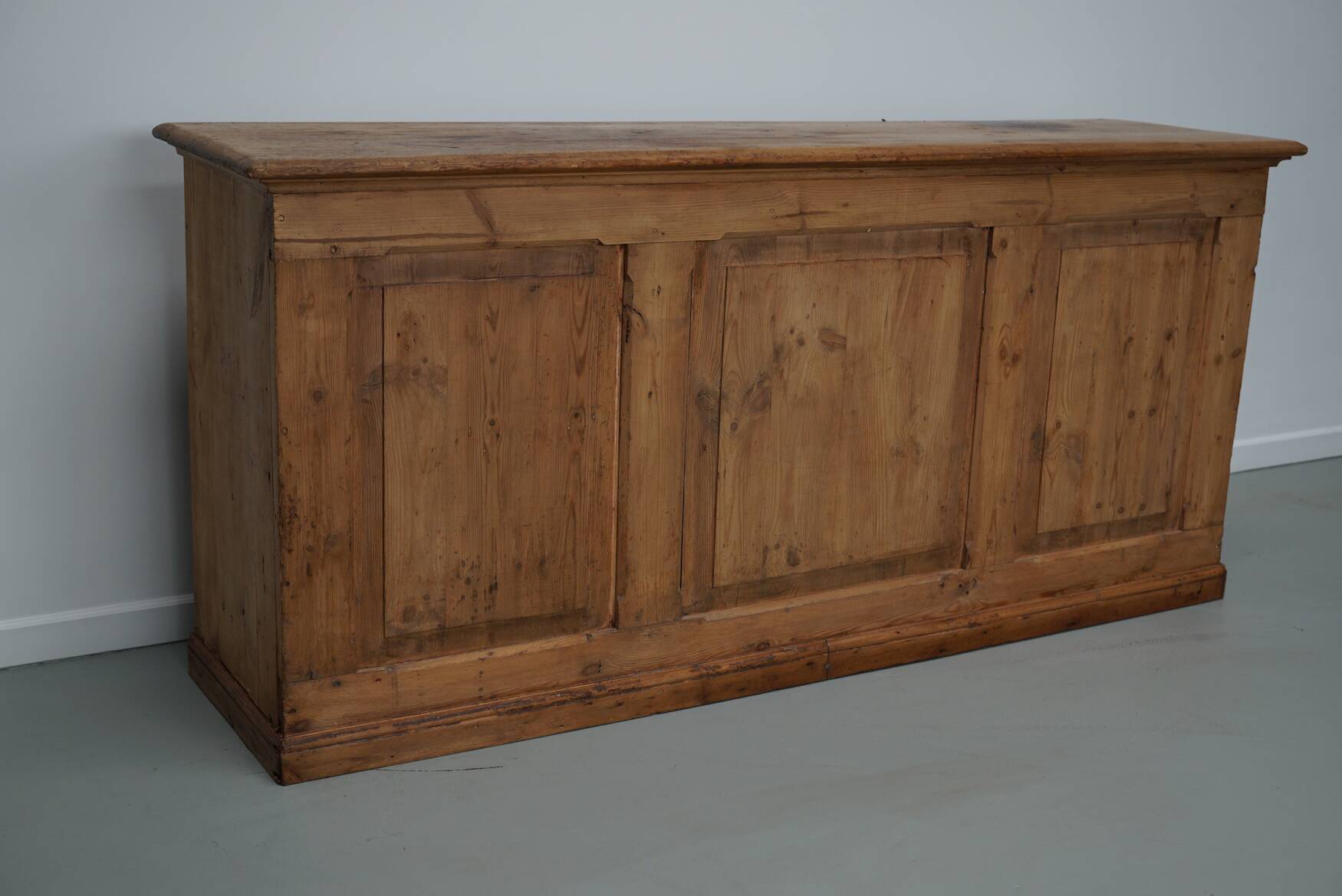 Armoire d'apothicaire / comptoir de magasin rustique en pin allemand vintage, années 1930