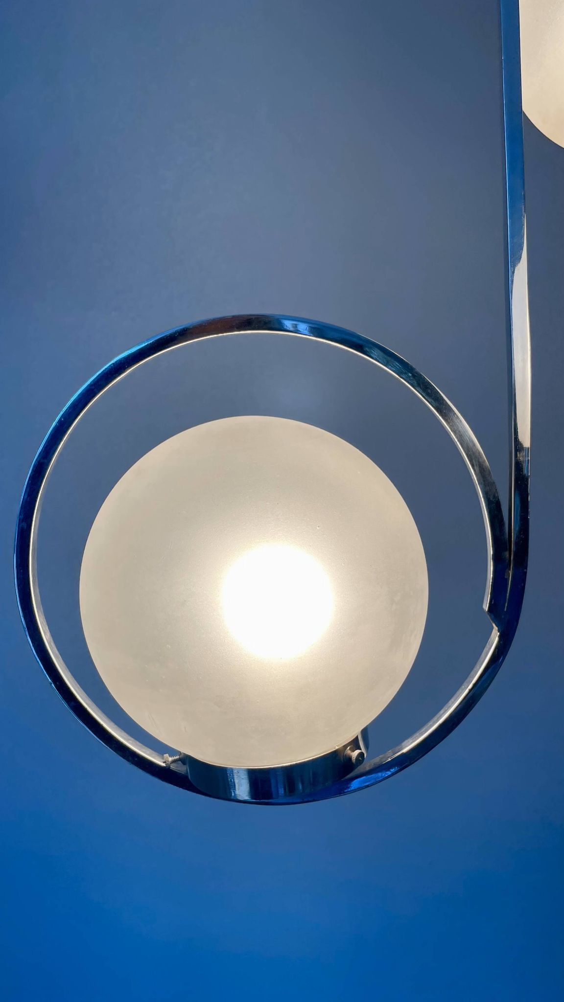Lampe art déco en argent avec trois abat-jours en forme de sphère