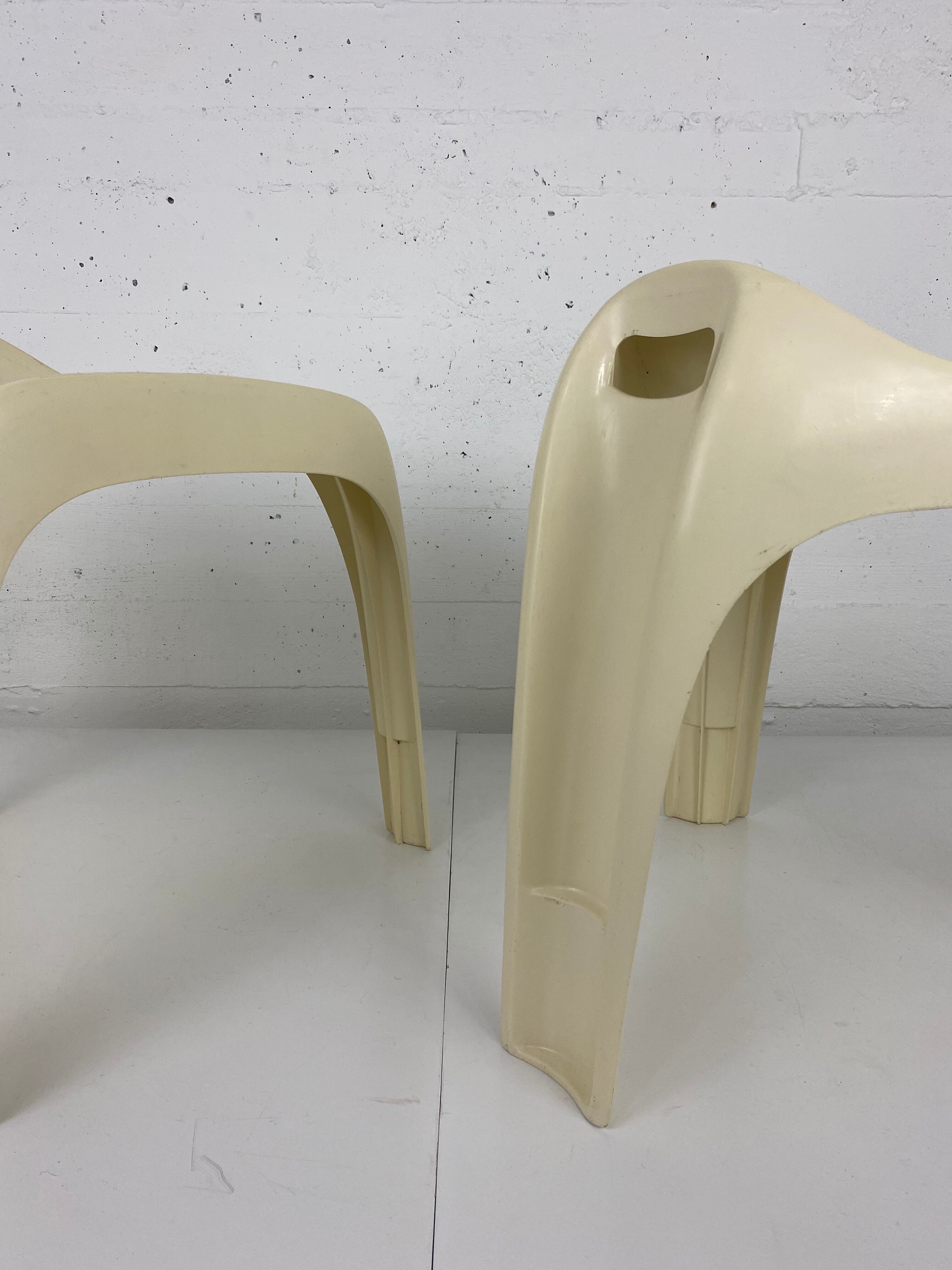 ALEXANDER BEGGE for CASALA - Tripod stool in white plastic.
