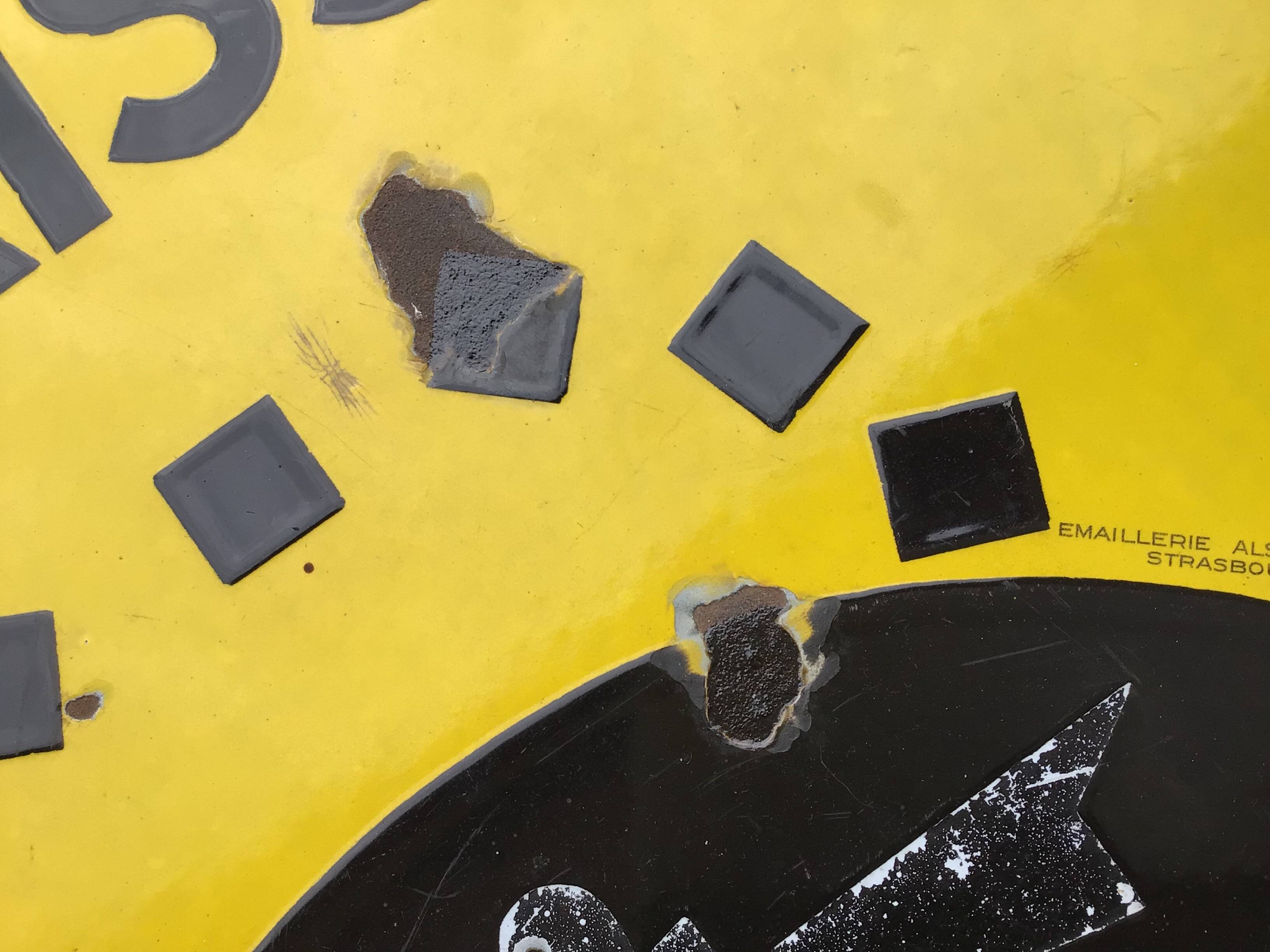 Enamelled plaque, dyeing, double-sided degreasing.