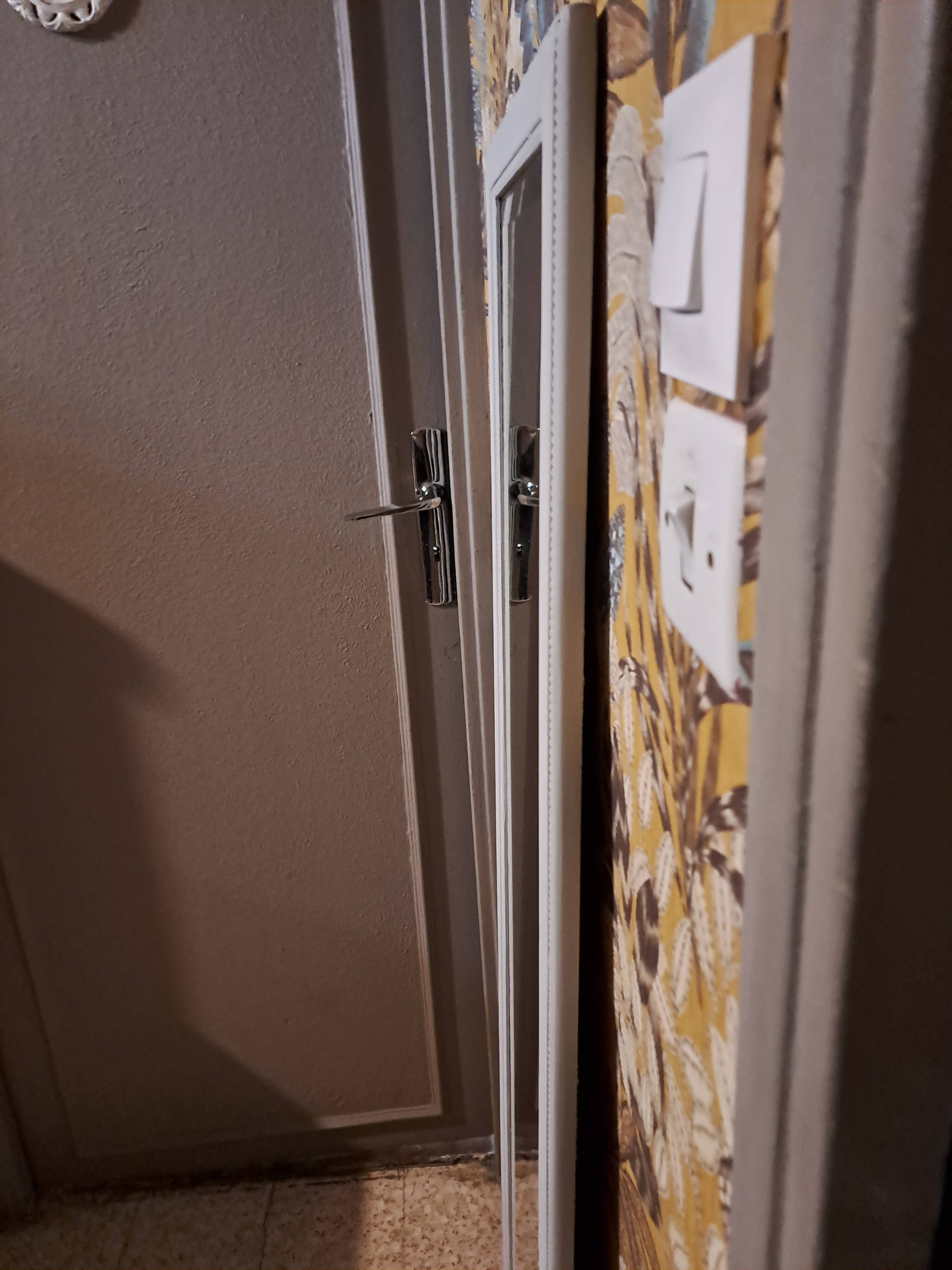 Rectangular mirror in light grey painted wood and beveled glass