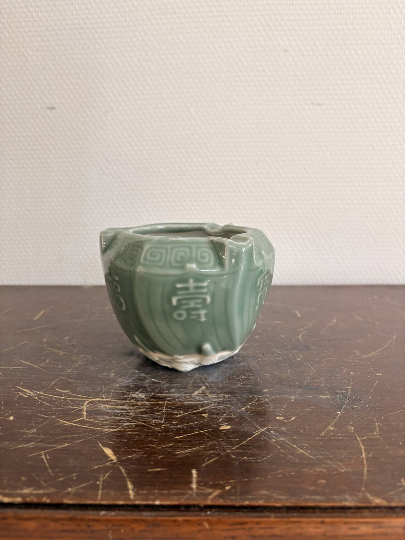 Cendrier rince-pinceaux porcelaine céladon vert caractères Fu Shou