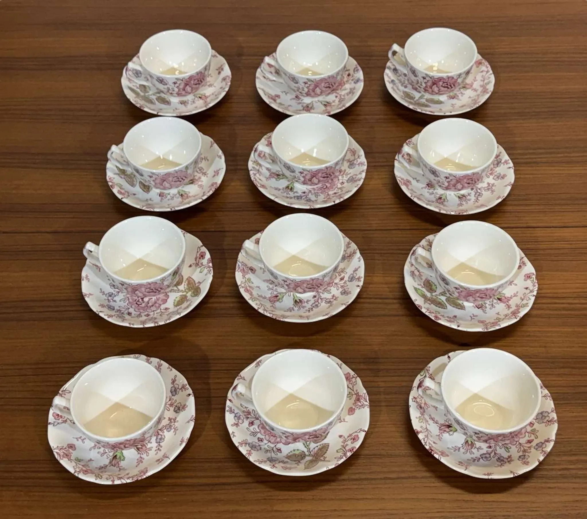 Coffee and tea service for 12 people in English porcelain by Johnson Bros.