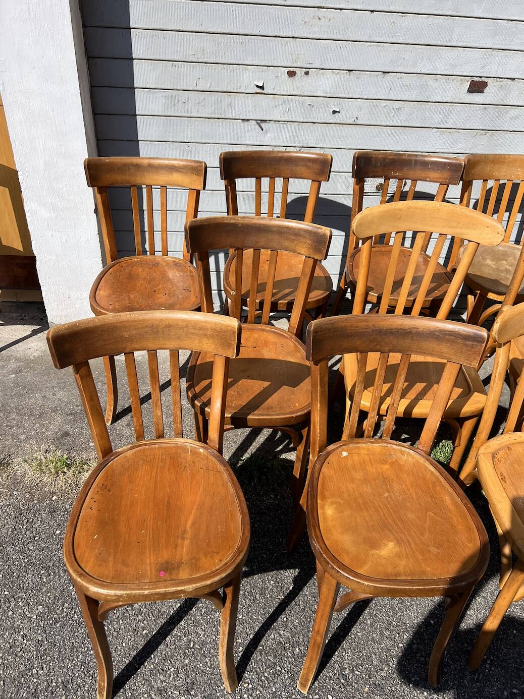 (Lot) 14 honey-coloured bistro chairs (Baumann)