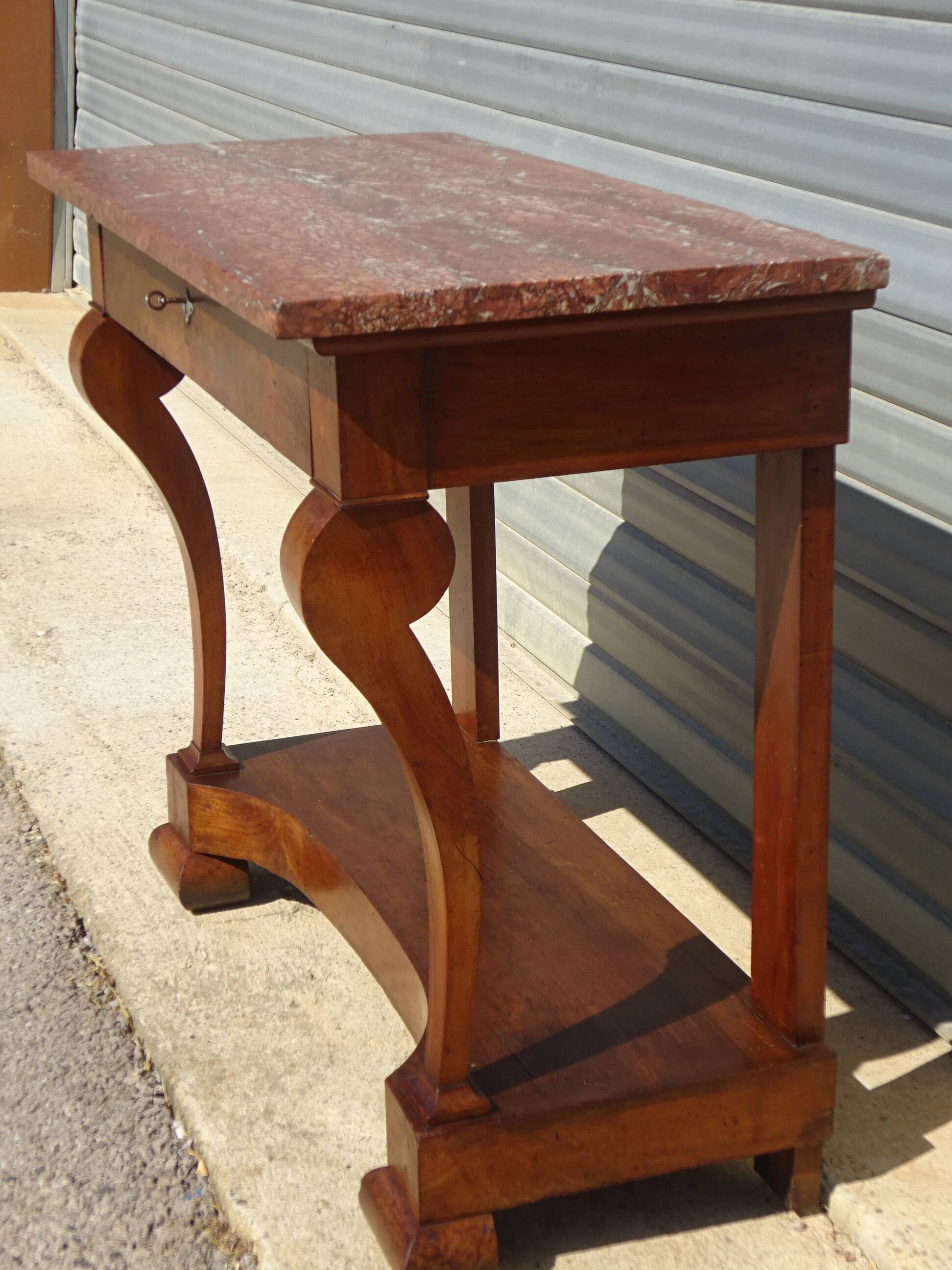 Console époque Restauration, style  Charles X en noyer avec marbre griotte