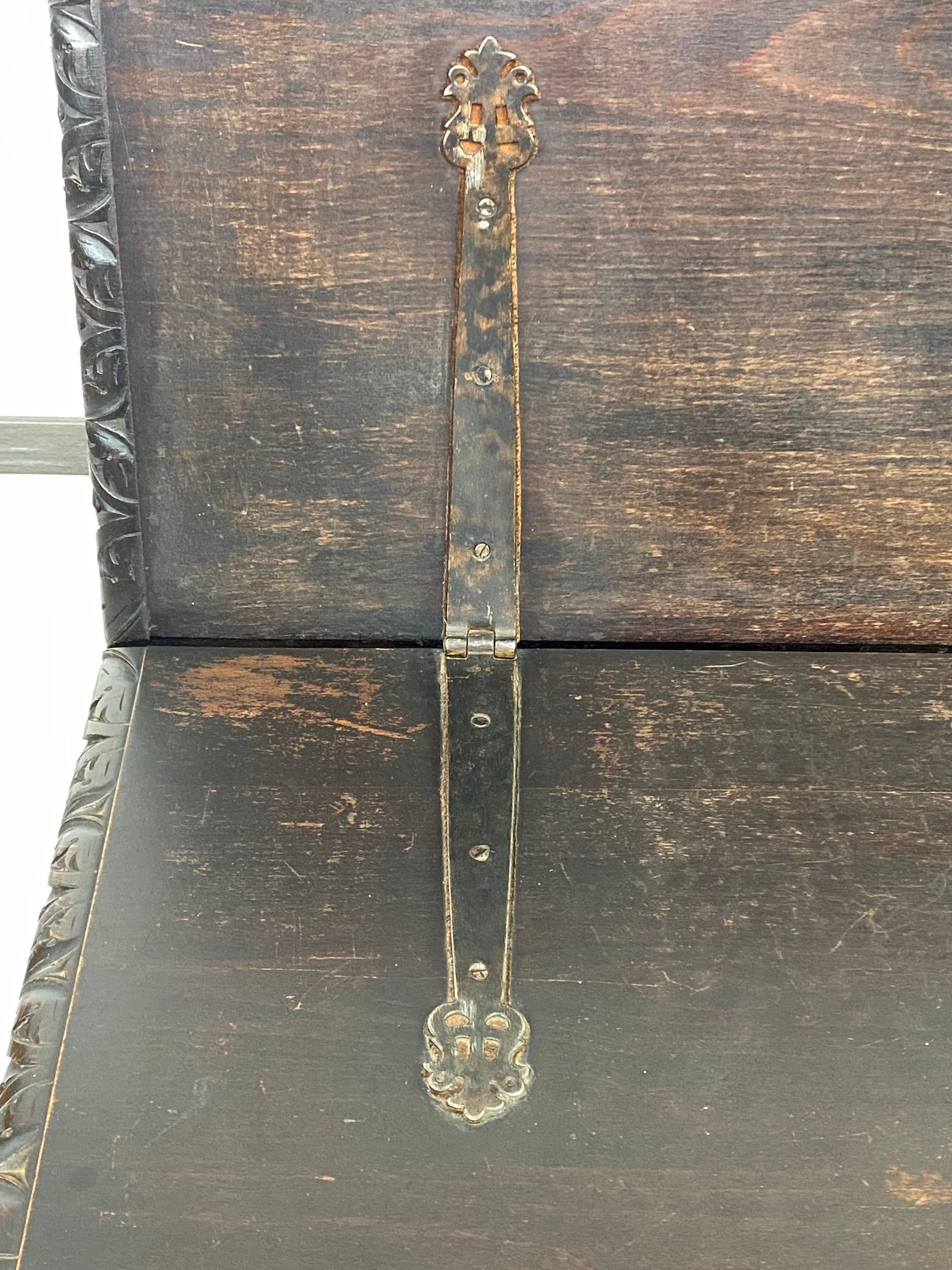 Banc en châtaignier et fer sculpté de la Renaissance espagnole du XIXe siècle