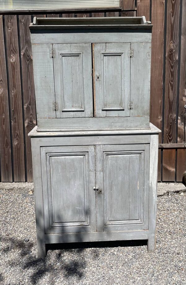 buffet parisien ancien gris bien rustique.  Ses