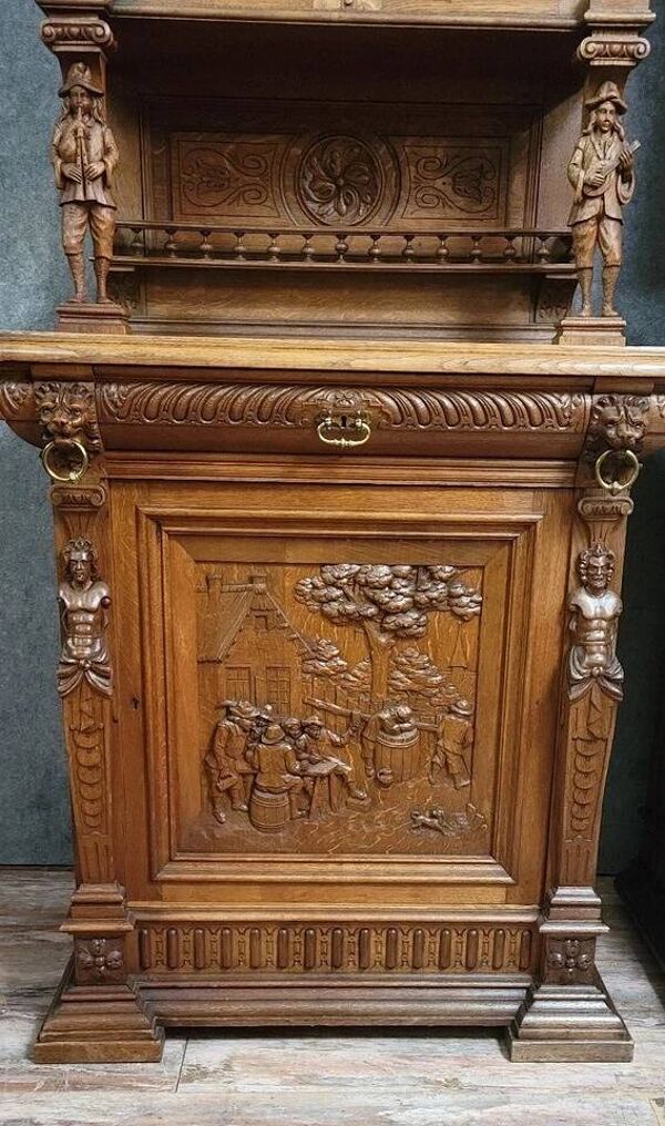 Paire de buffets deux-corps de style Renaissance richement sculp