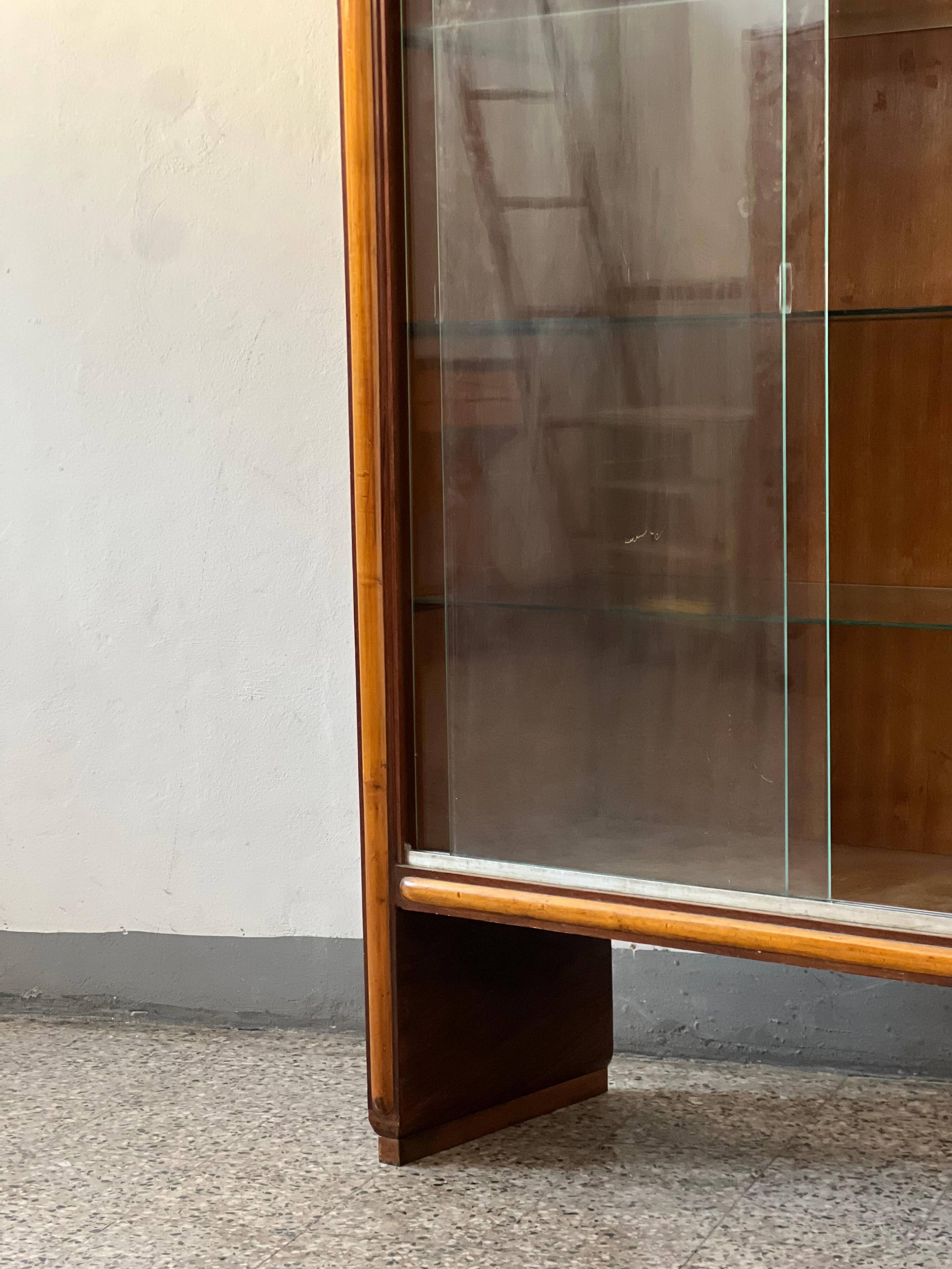 1940's Italian cabinet credenza bar display with glass door art deco style