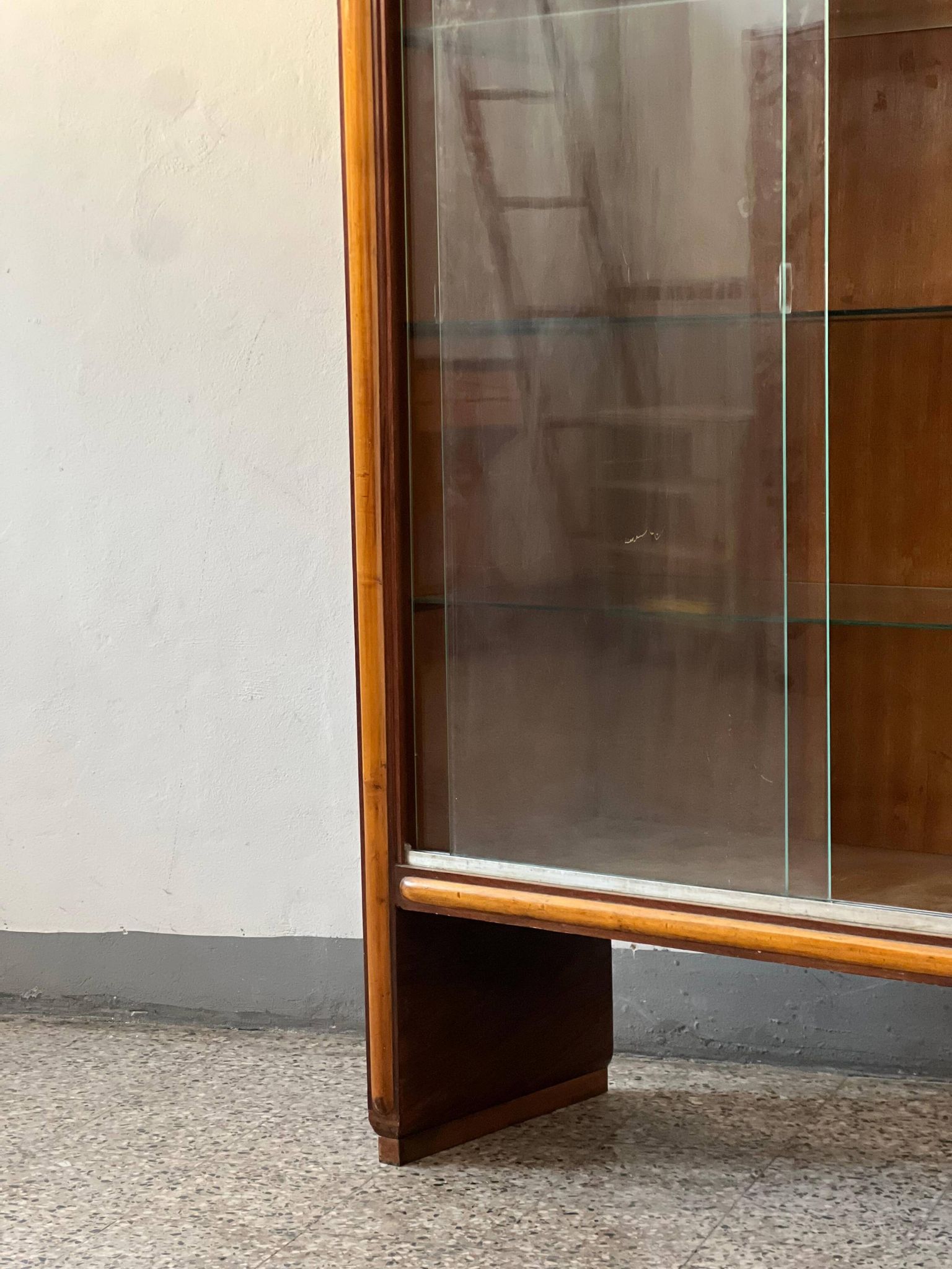 1940's Italian cabinet credenza bar display with glass door art deco style