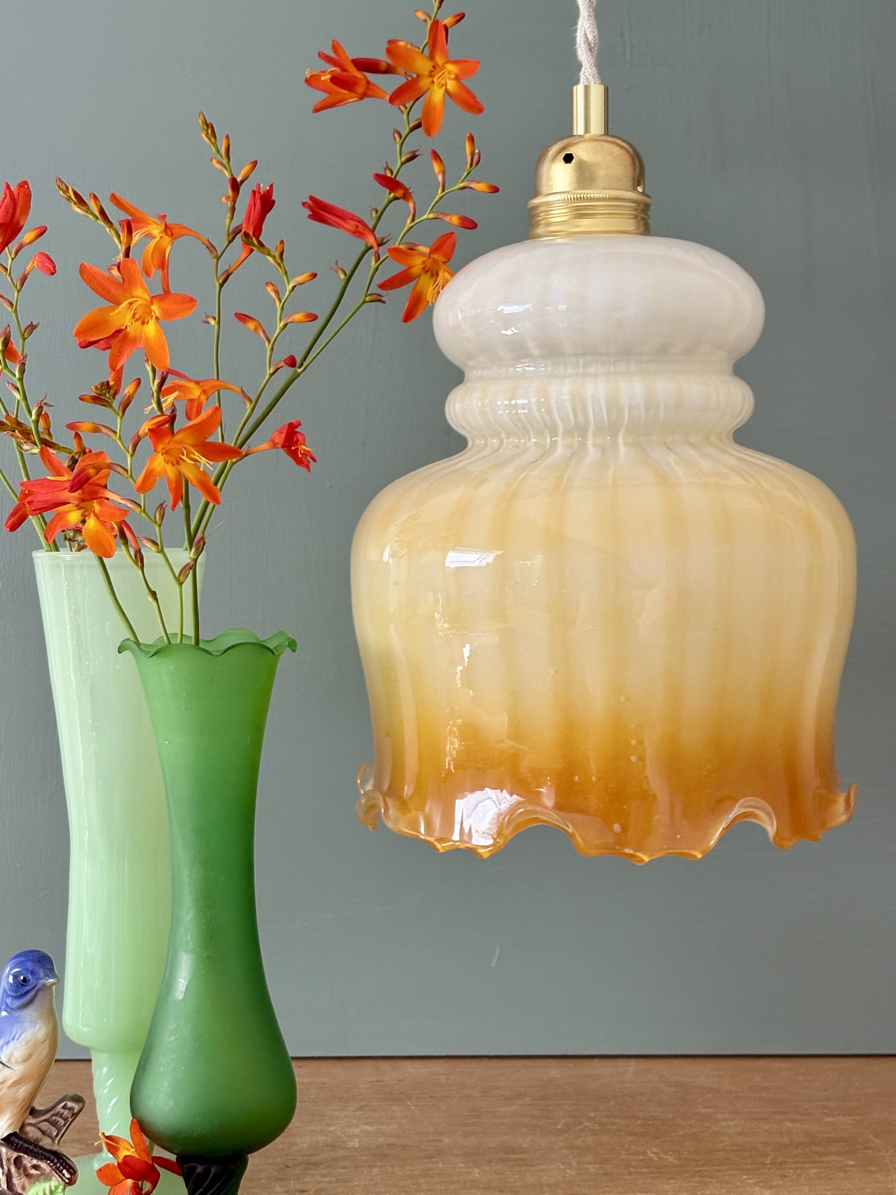 Suspension globe vintage en opaline blanche et ocre