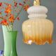 Suspension globe vintage en opaline blanche et ocre