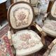 Suite de cinq fauteuils à dossier médaillon de style Louis XVI