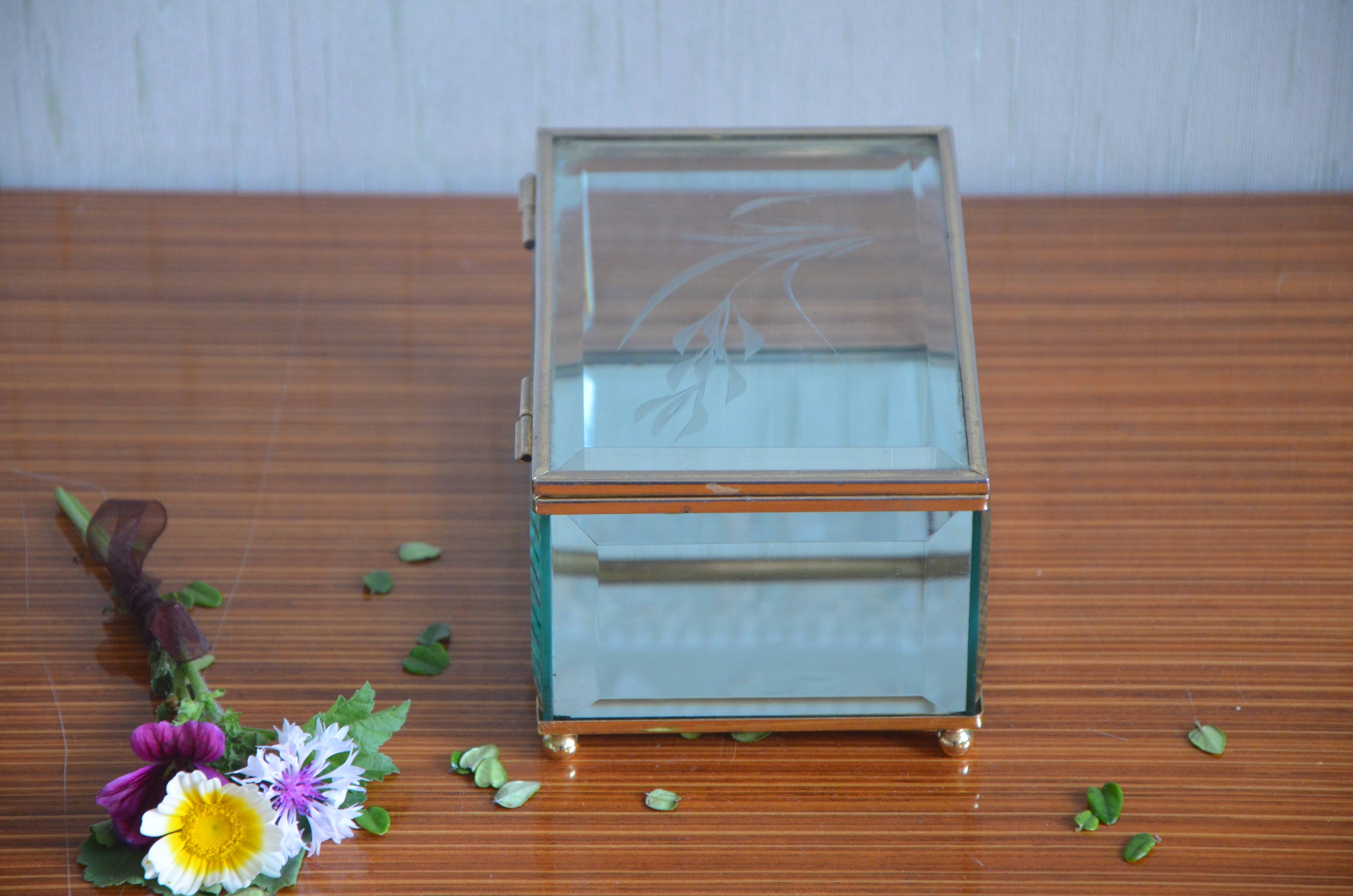 Glass and mirror jewellery box