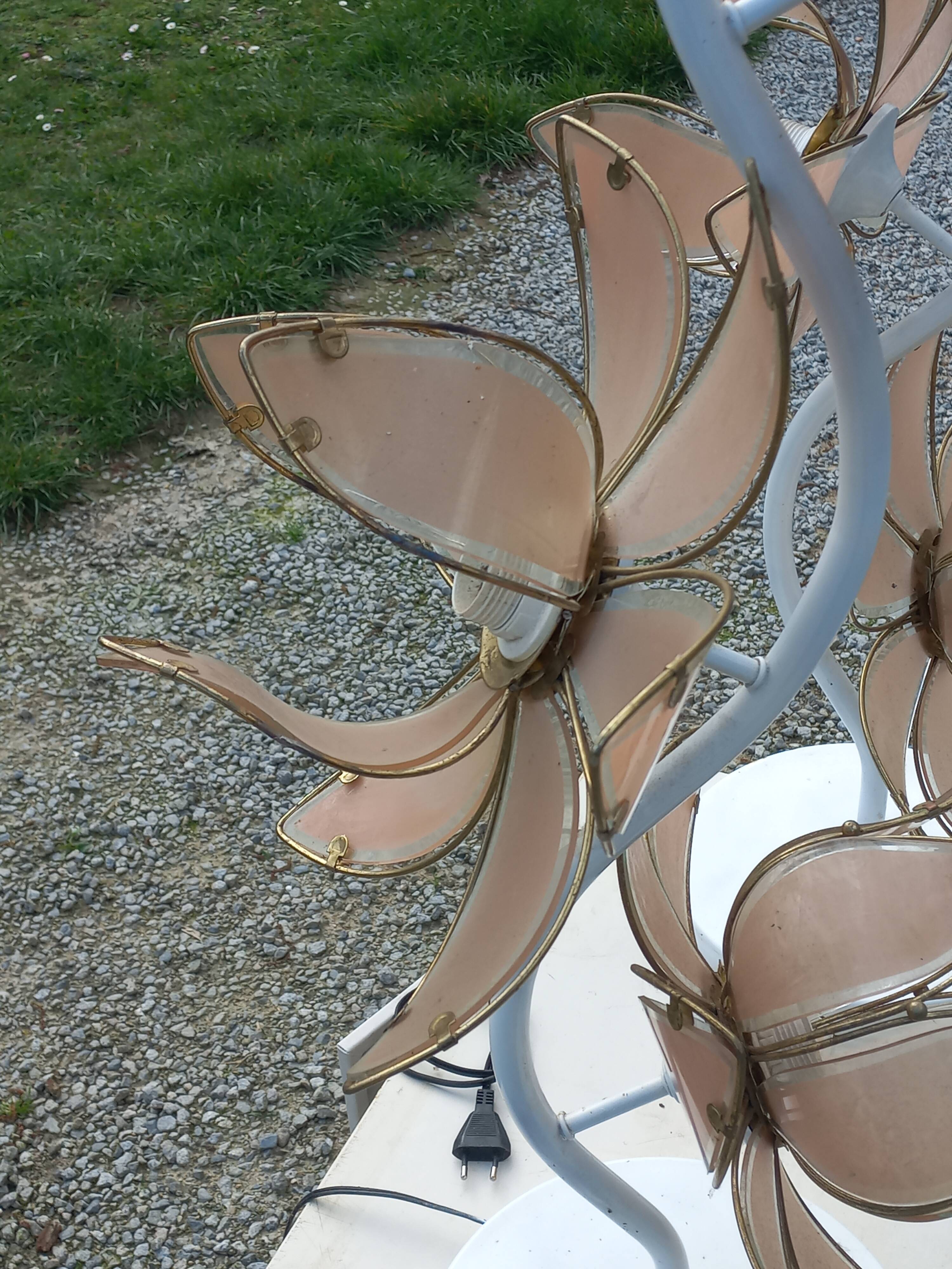 Paire de lampadaires des années 70 en métal laqué  fleurs en verre et métal doré