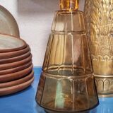 Ancien flacon carafe en verre moulé ambré