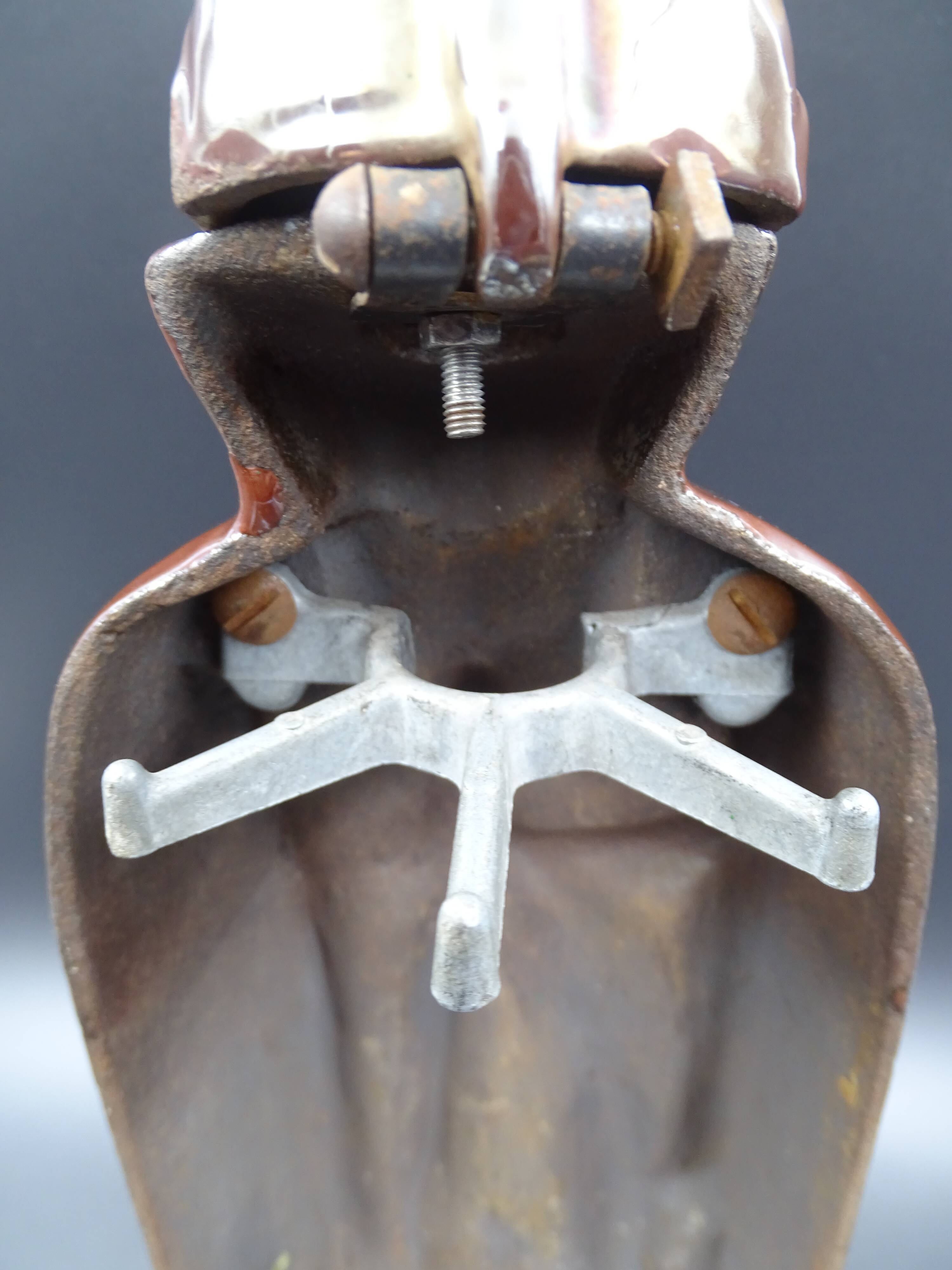 Full chimney servant of his accessories - The enamelled cast iron knight