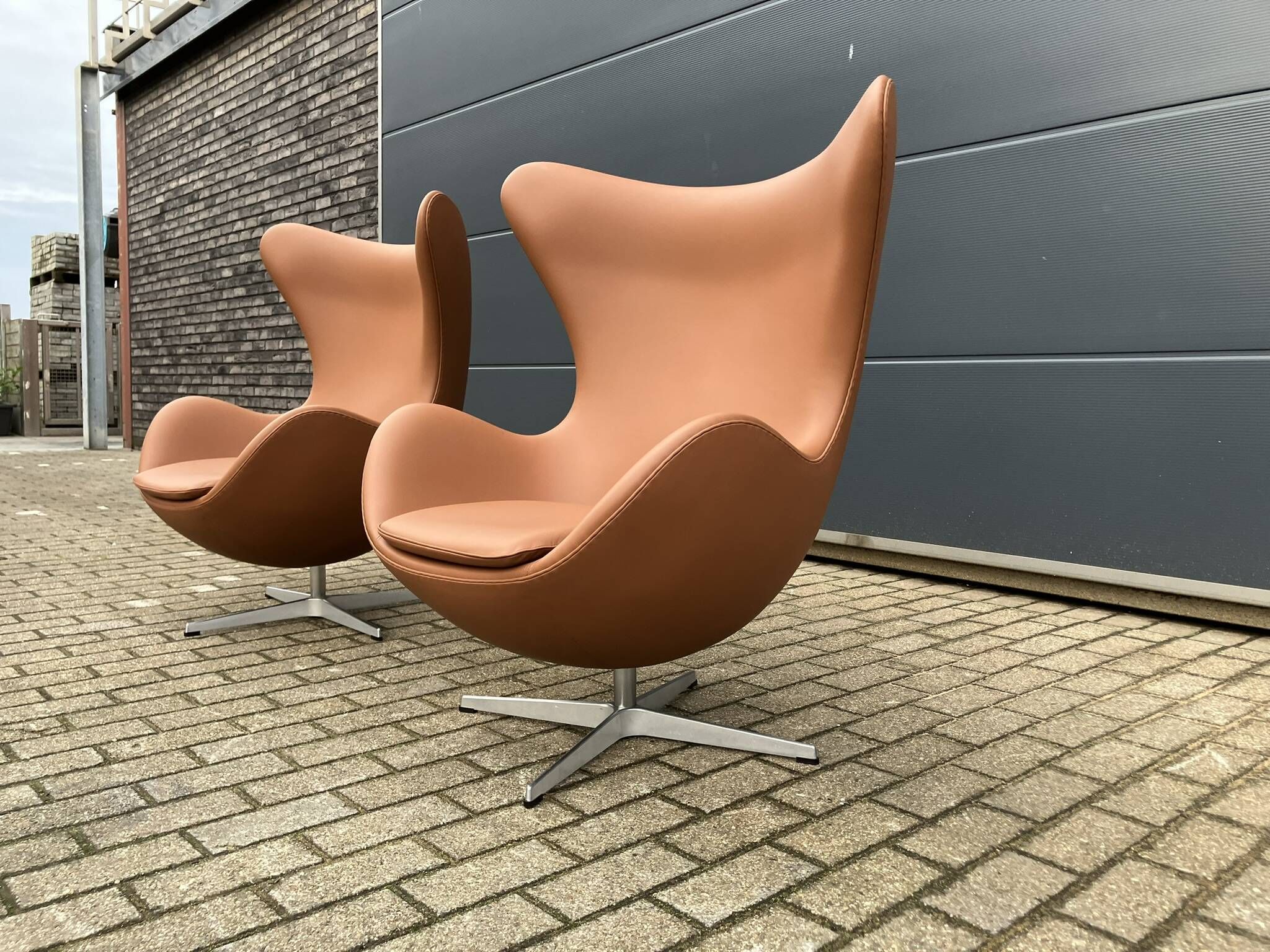 2x Fritz Hansen Egg chair by Arne Jacobsen in Cognac leather, new condition!
