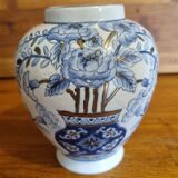 Small Chinese vase Blue and gold floral pattern