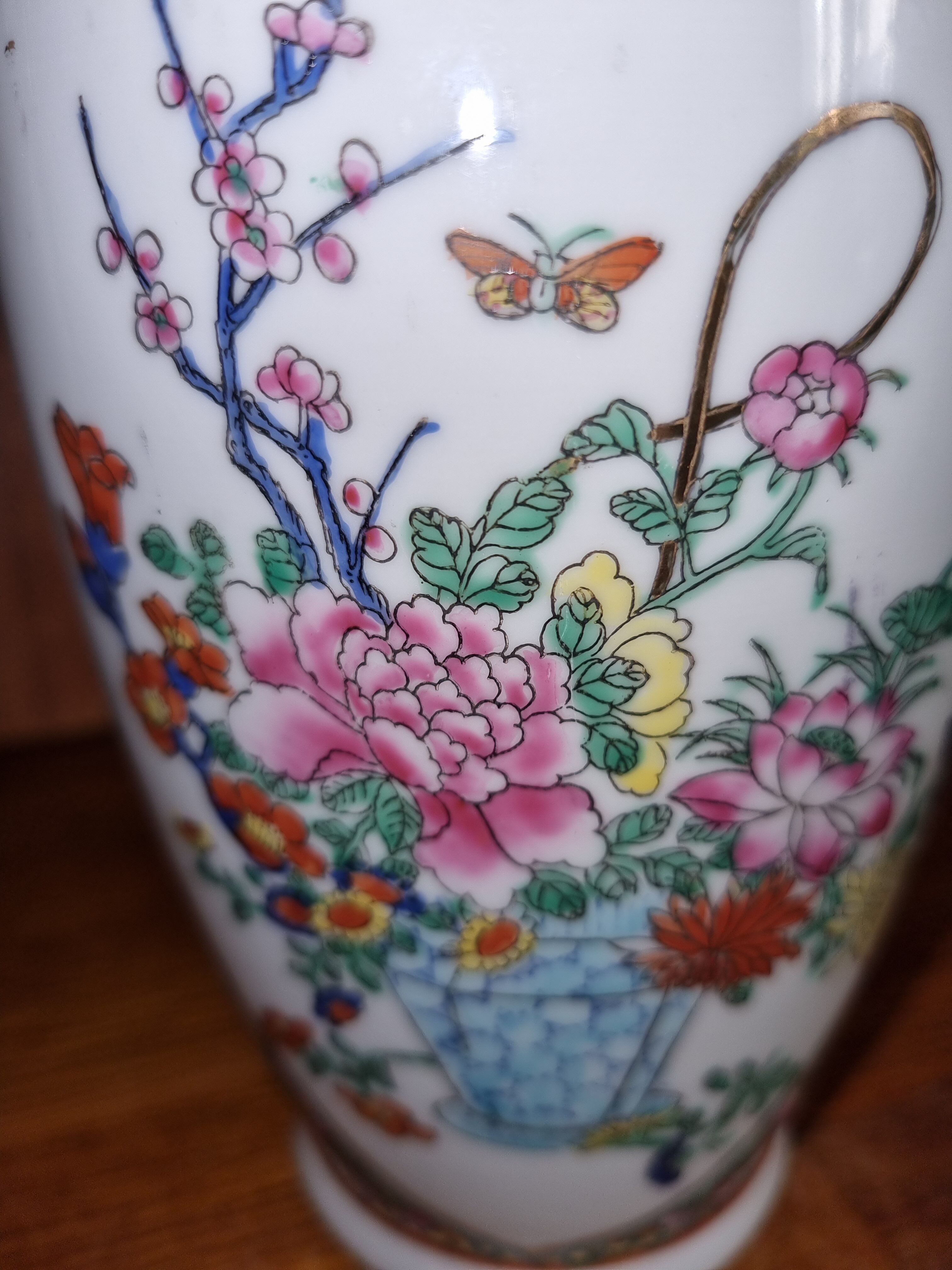 Chinese porcelain vase Canton style