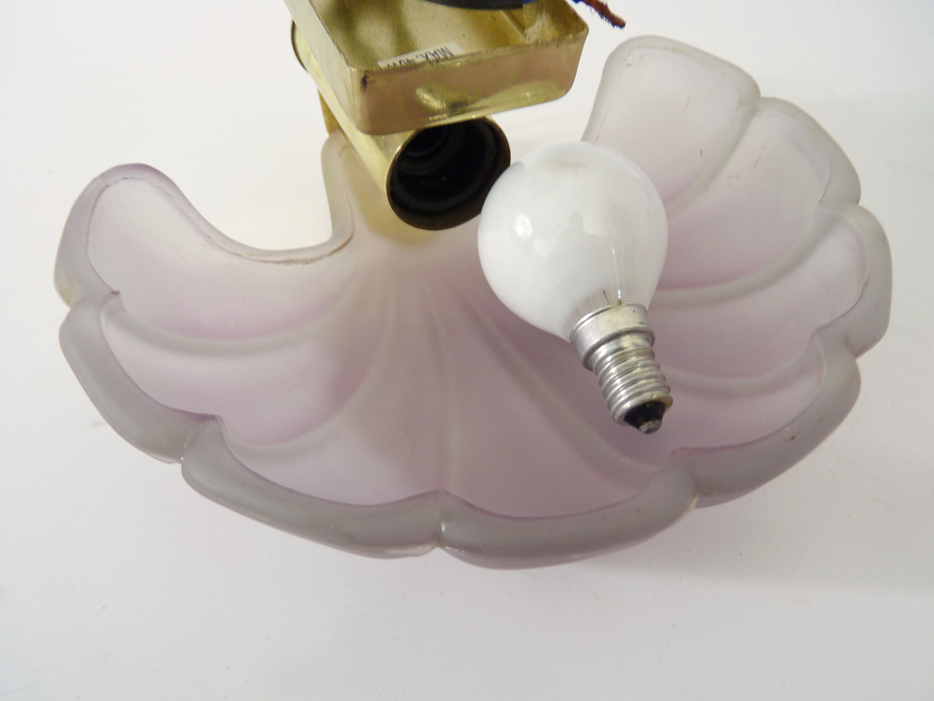 Wall wall lamp shell in pink scribbled glass, gilded metal and brass. Year 70