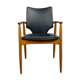 Chair with black skai leather