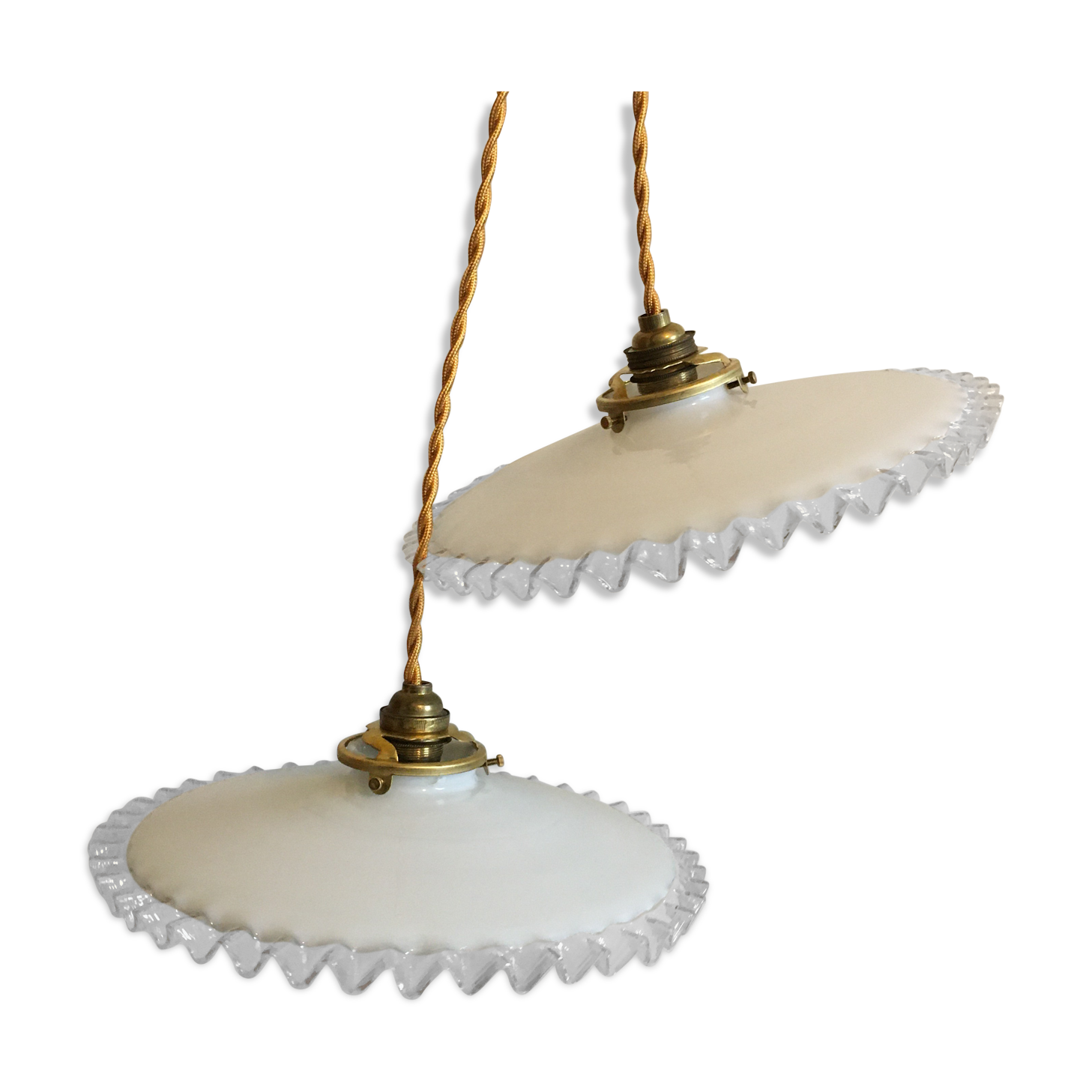 Pair of white opaline suspensions and toothed edges