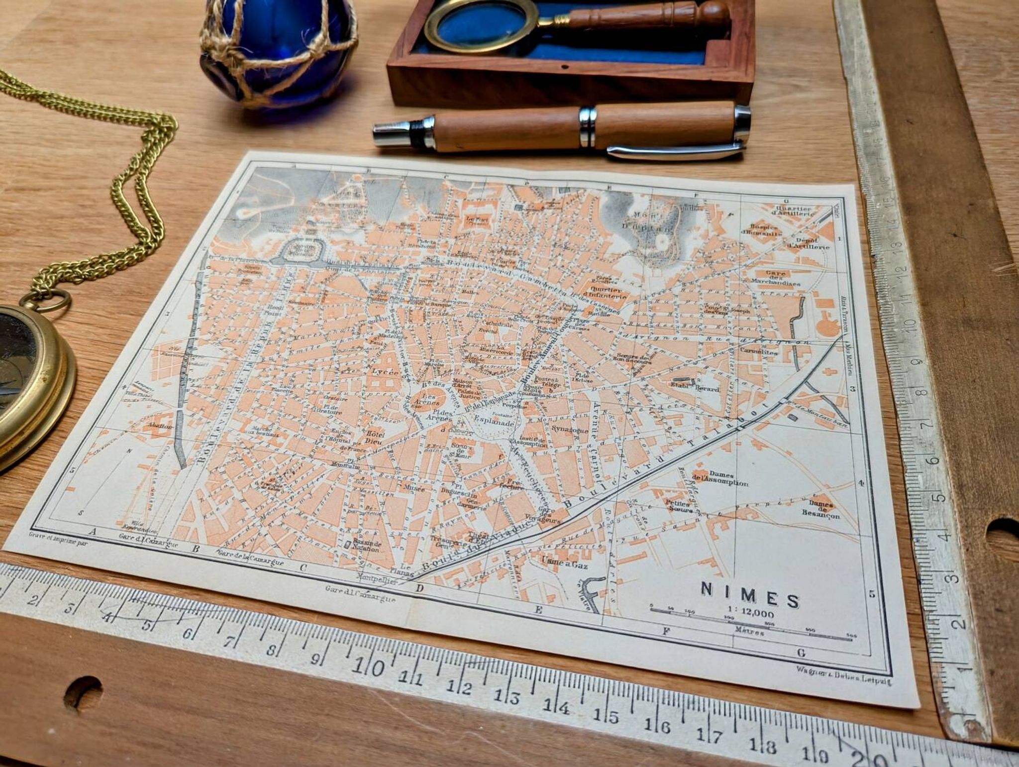 Imprimée en 1906, plan de Nîmes. O