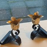 Lot de deux bougeoirs, en forme de fleurs, tulipes en metal noir et dore, vintage
