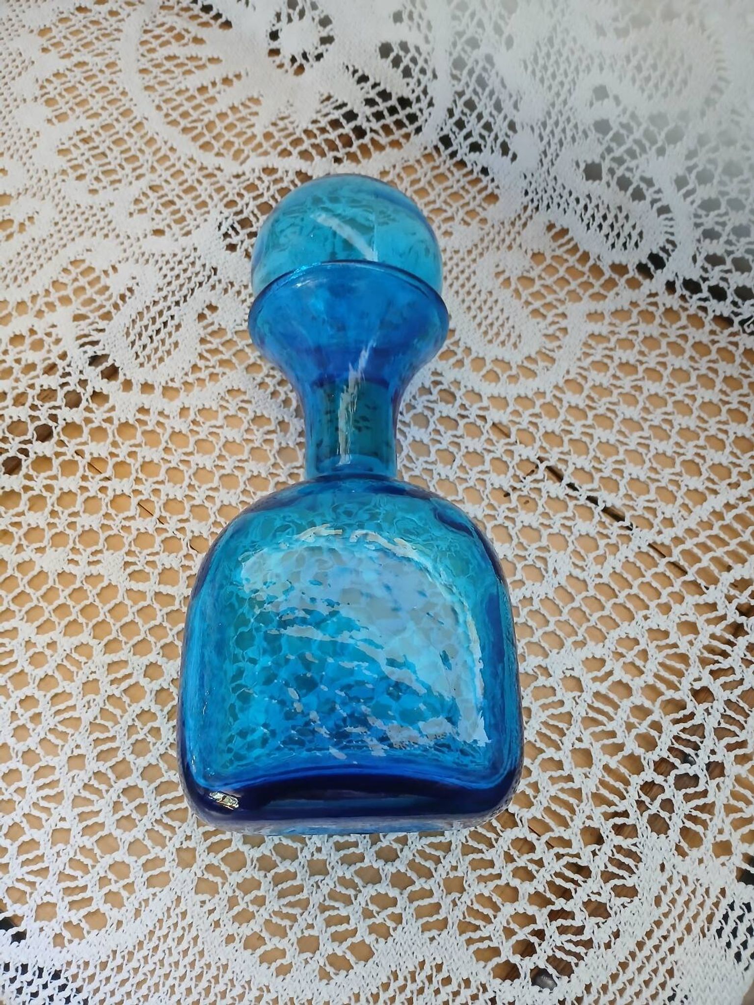 Carafe en verre bosselé bleu