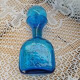 Carafe en verre bosselé bleu