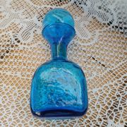 Carafe en verre bosselé bleu