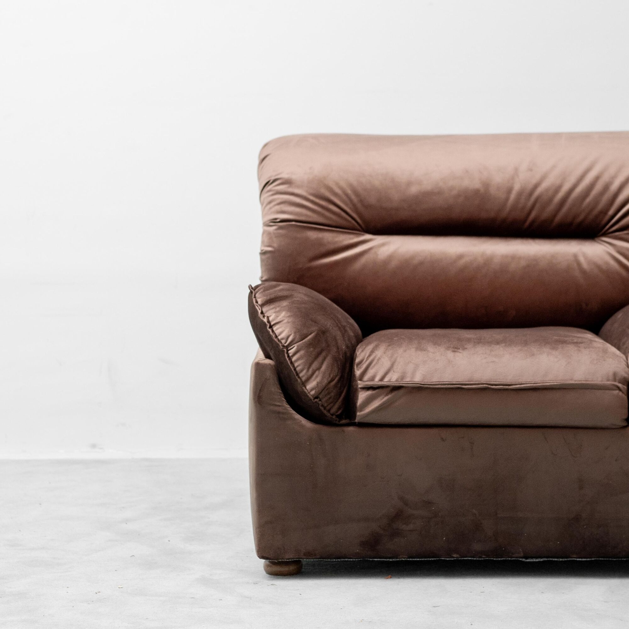 Pair of vintage lounge armchairs in brown velvet – 1970s