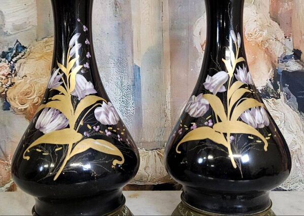 Paire de lampes d’époque Napoléon III, avec des fûts en porcelaine noire émaillée