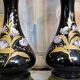 Paire de lampes d’époque Napoléon III, avec des fûts en porcelaine noire émaillée